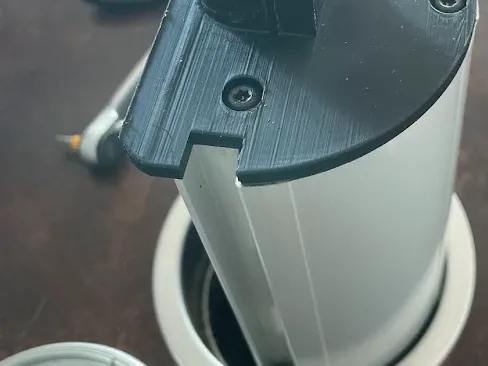 Pop-up socket replacement lid with pull-up grip (94 mm column) | Náhradní kryt výsuvné zásuvky