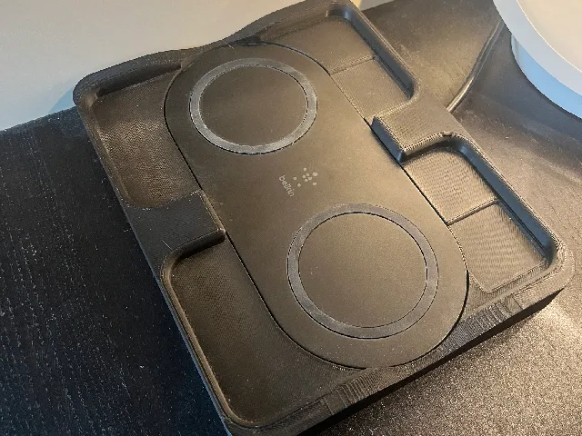 Belkin BOOST CHARGE Dual phone frame