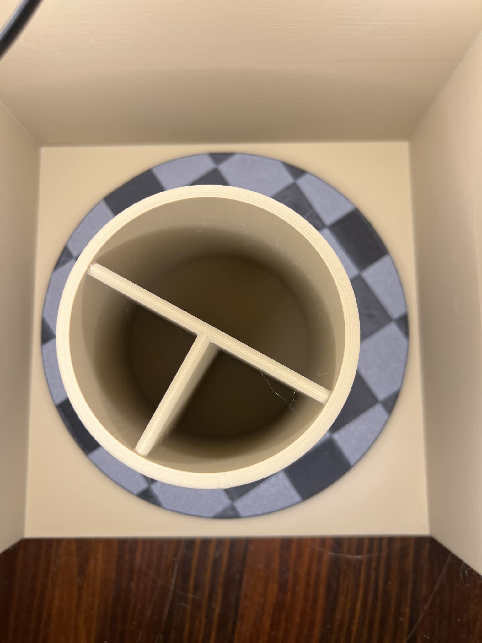hex‑pattern cylindrical pen holder