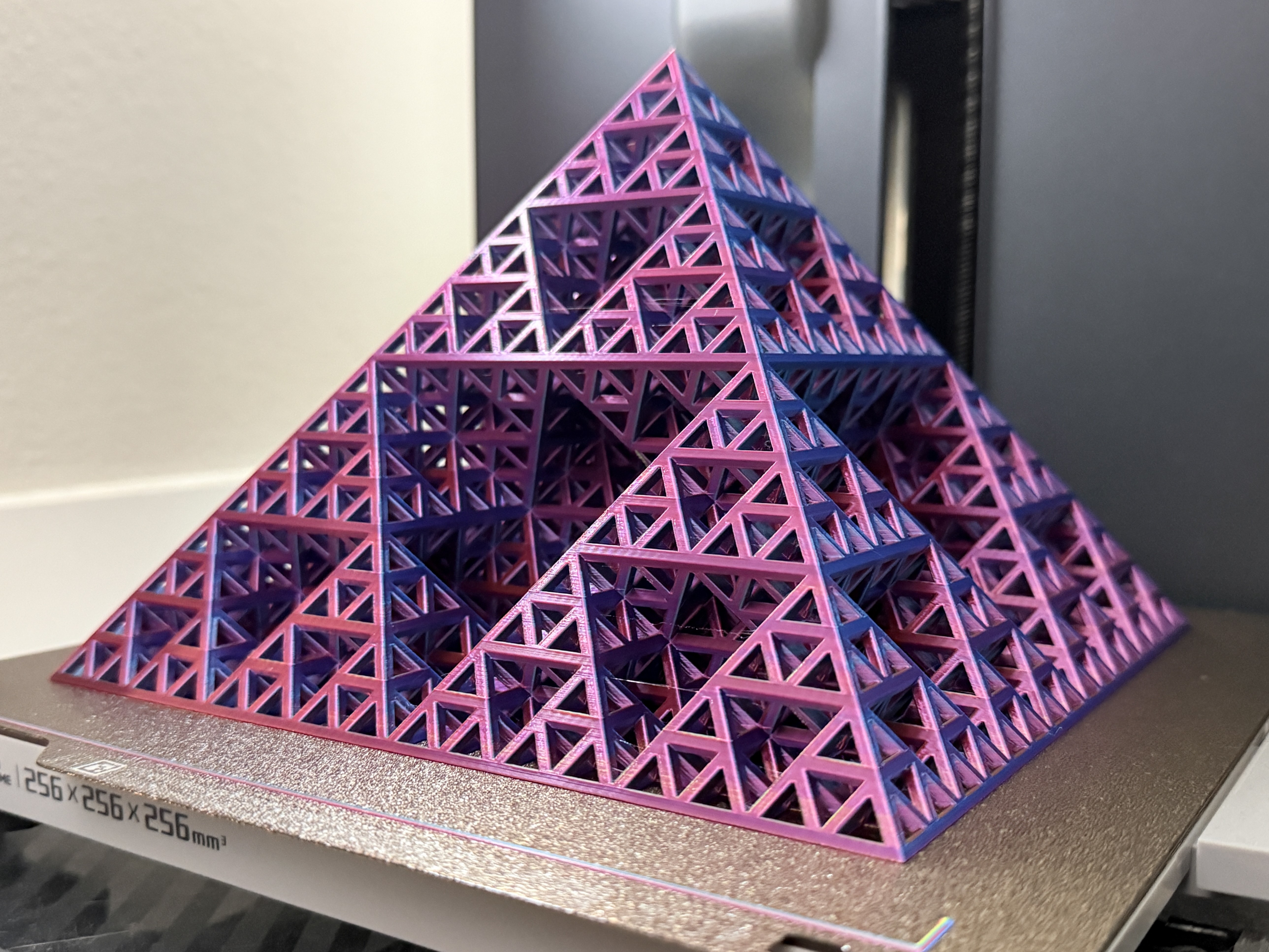 Wireframe Sierpiński Pyramid | Level 4