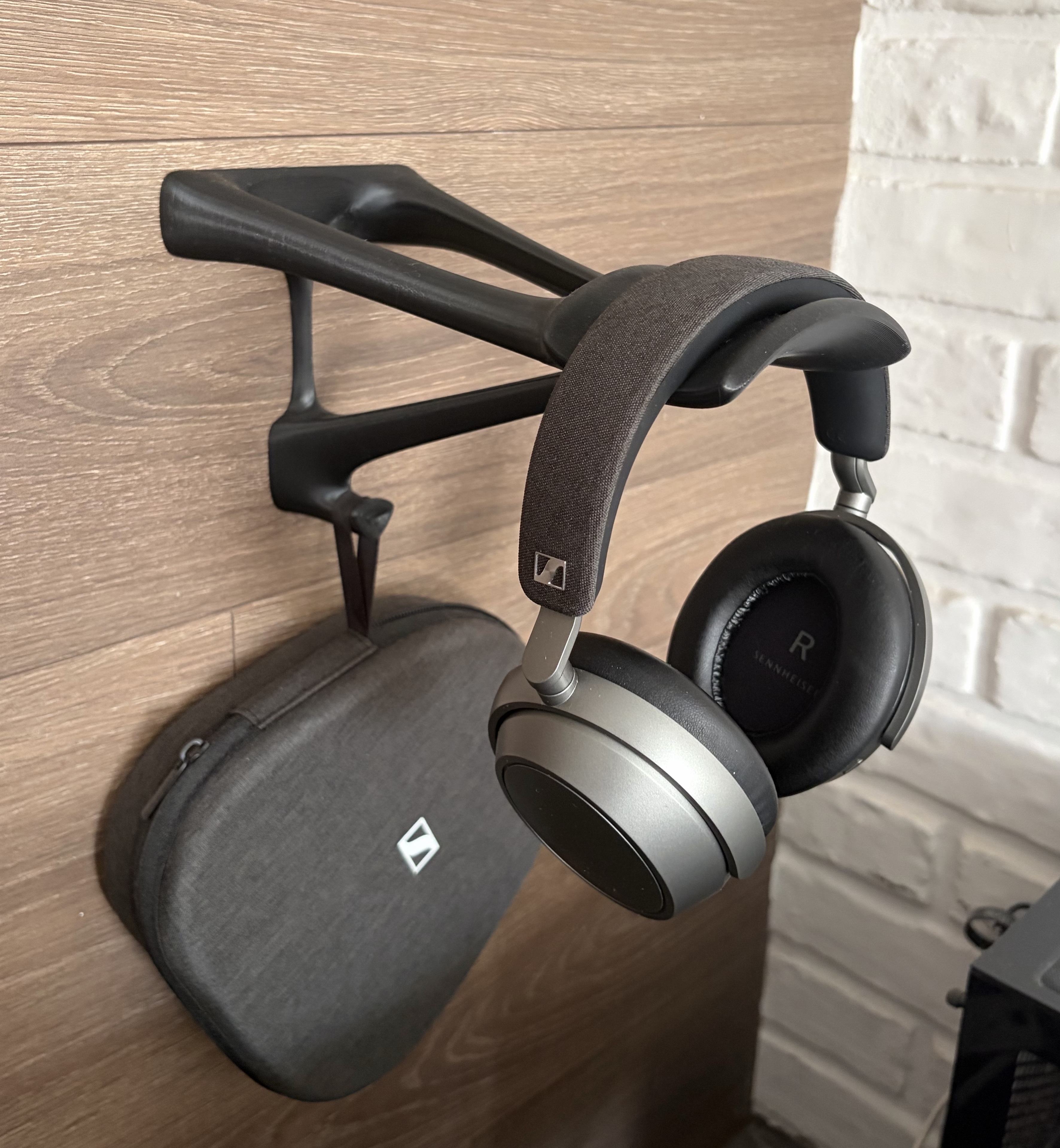 Headphones Wall Mount (extended + case hook)