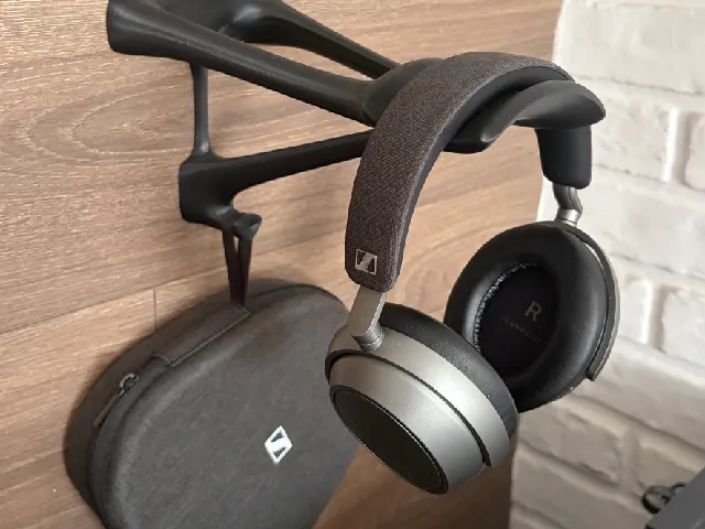 Headphones Wall Mount (extended + case hook)