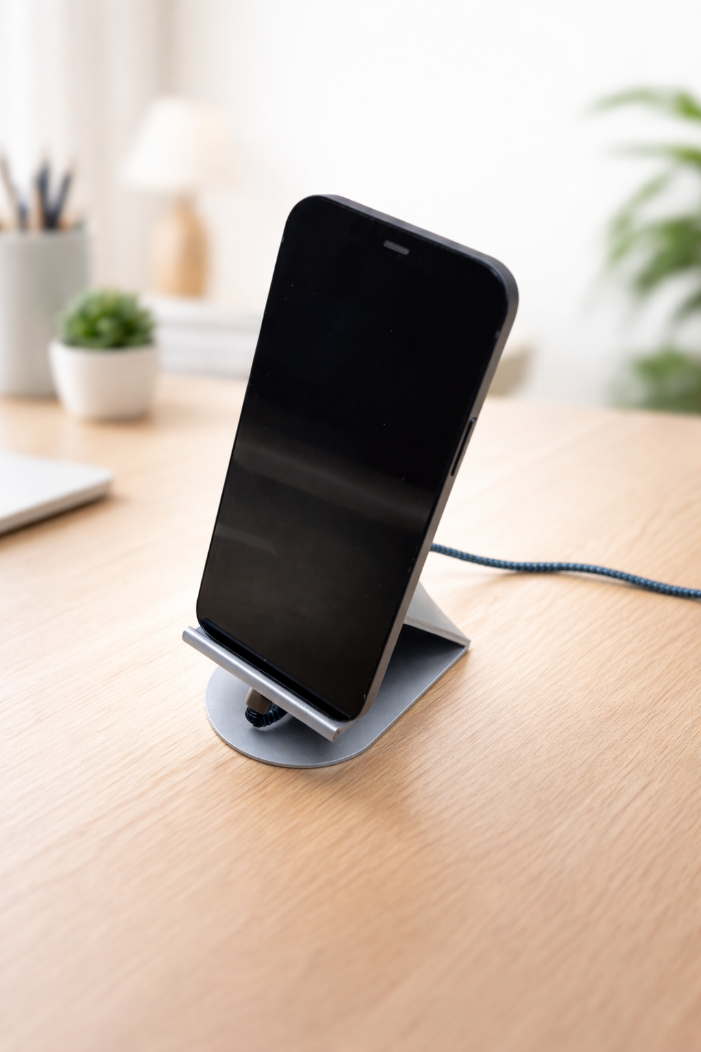 Smartphone and Tablet Stand with Charging Cable Support / Handyhalterung und Tablethalterung mit Ladekabelunterstützung