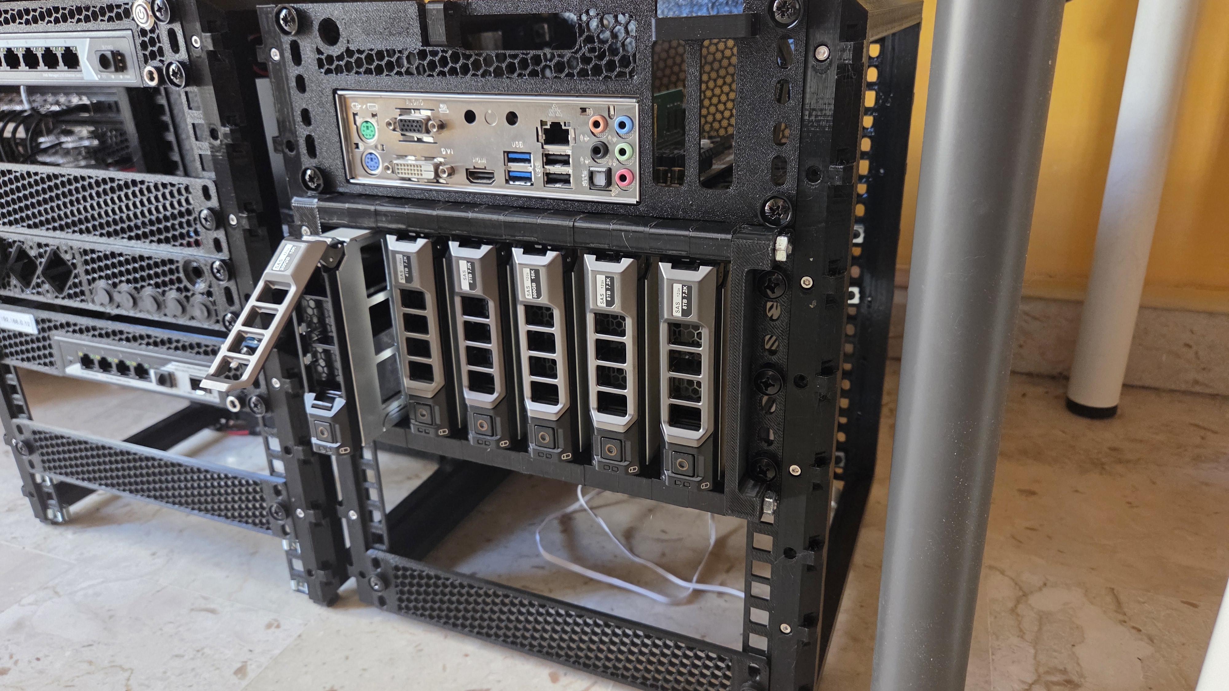 HDD cage for 10 inch rack - hot swap