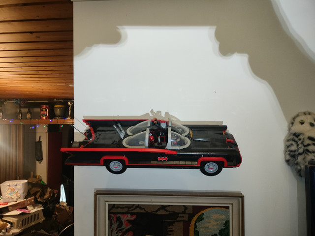 Angled wall mount for Lego 76328 1966 Batmobile