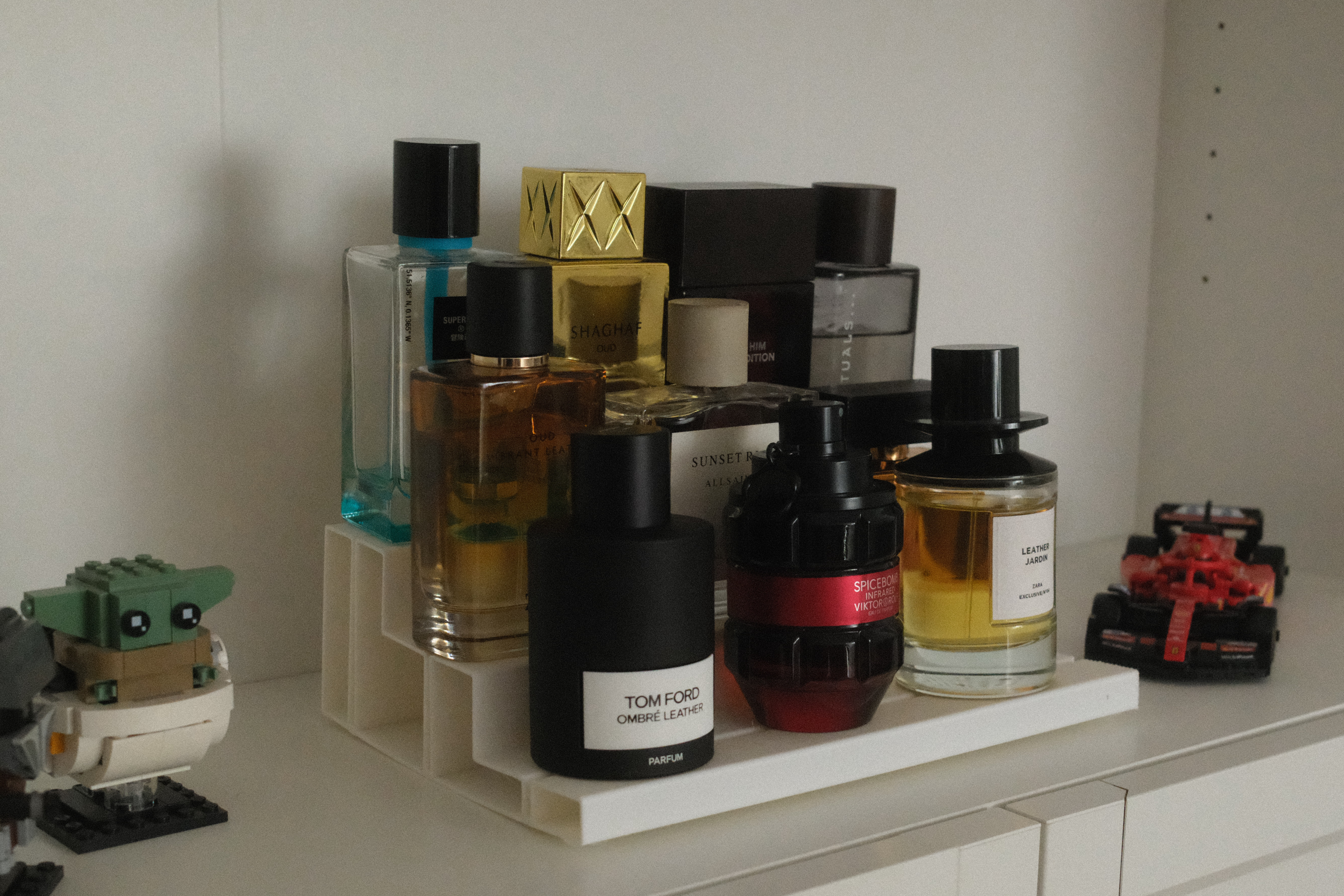 Vase Mode Cologne / Perfume Shelf