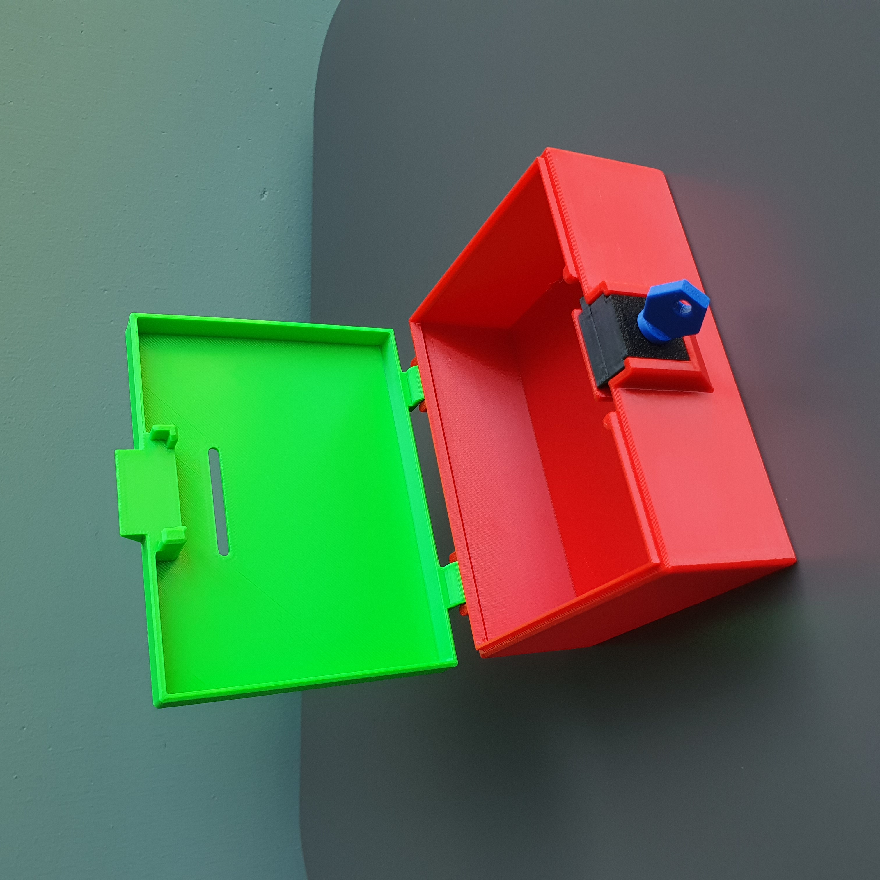 Coinbox with key lock