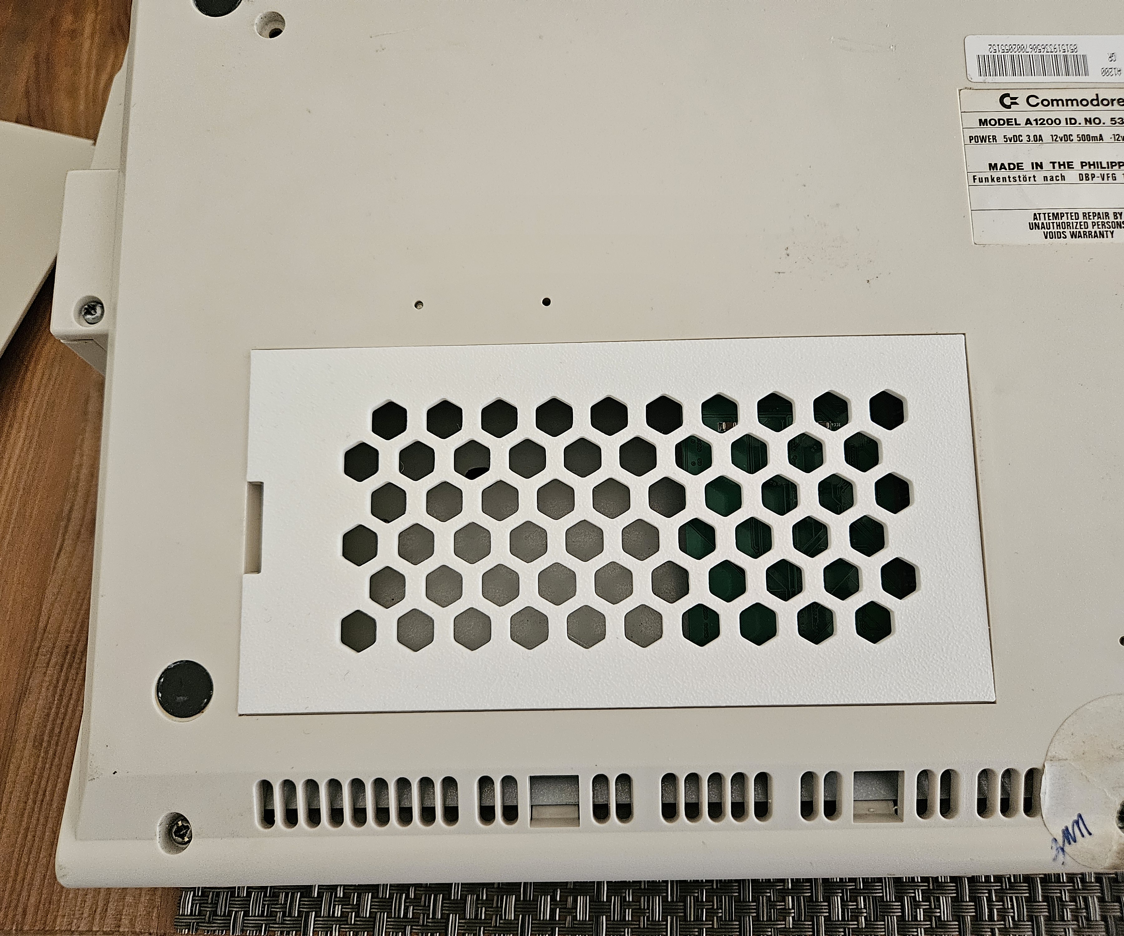 Amiga 1200 vent trap door (reinforced, slightly adjusted)