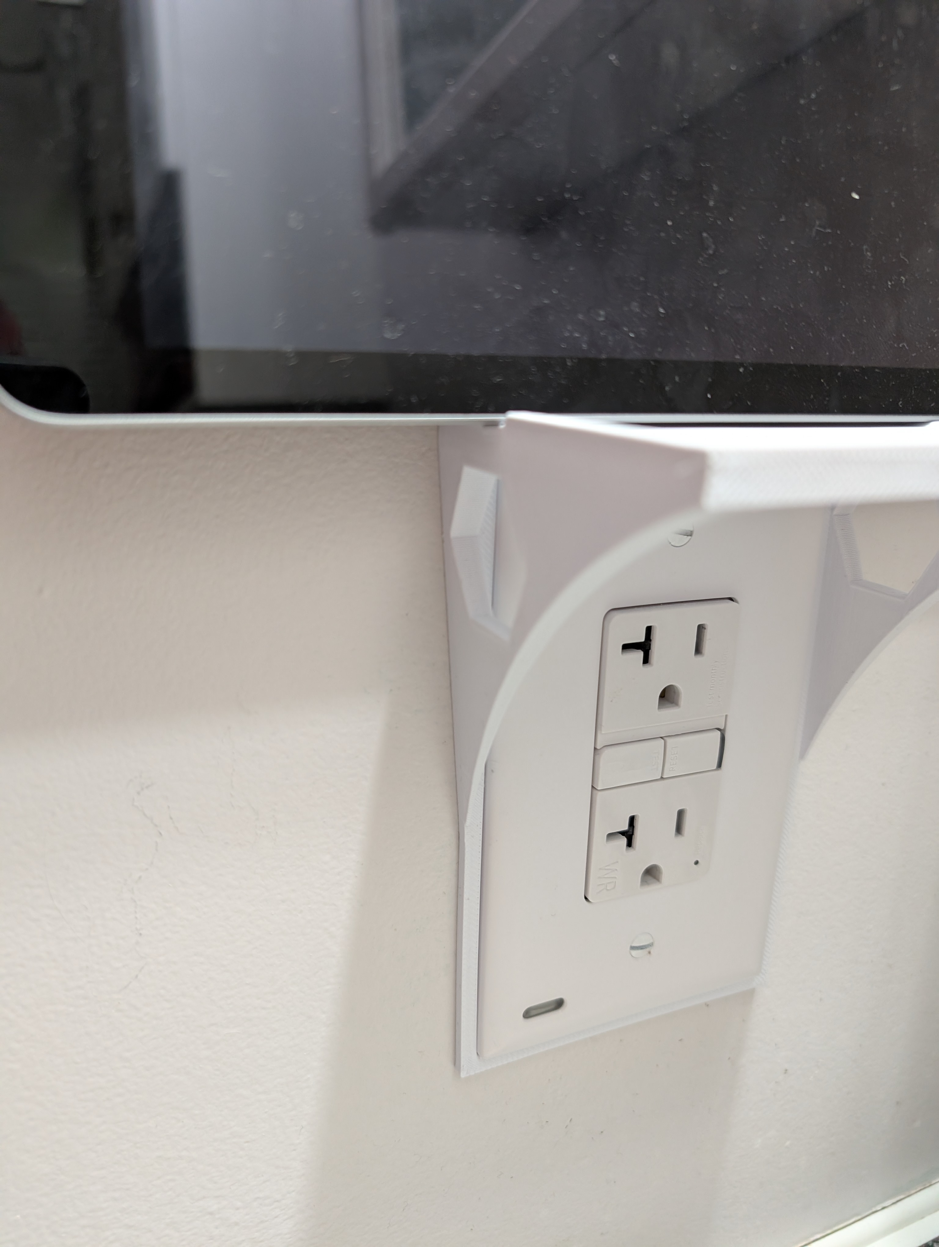 GFCI Outlet shelf with Ipad notch