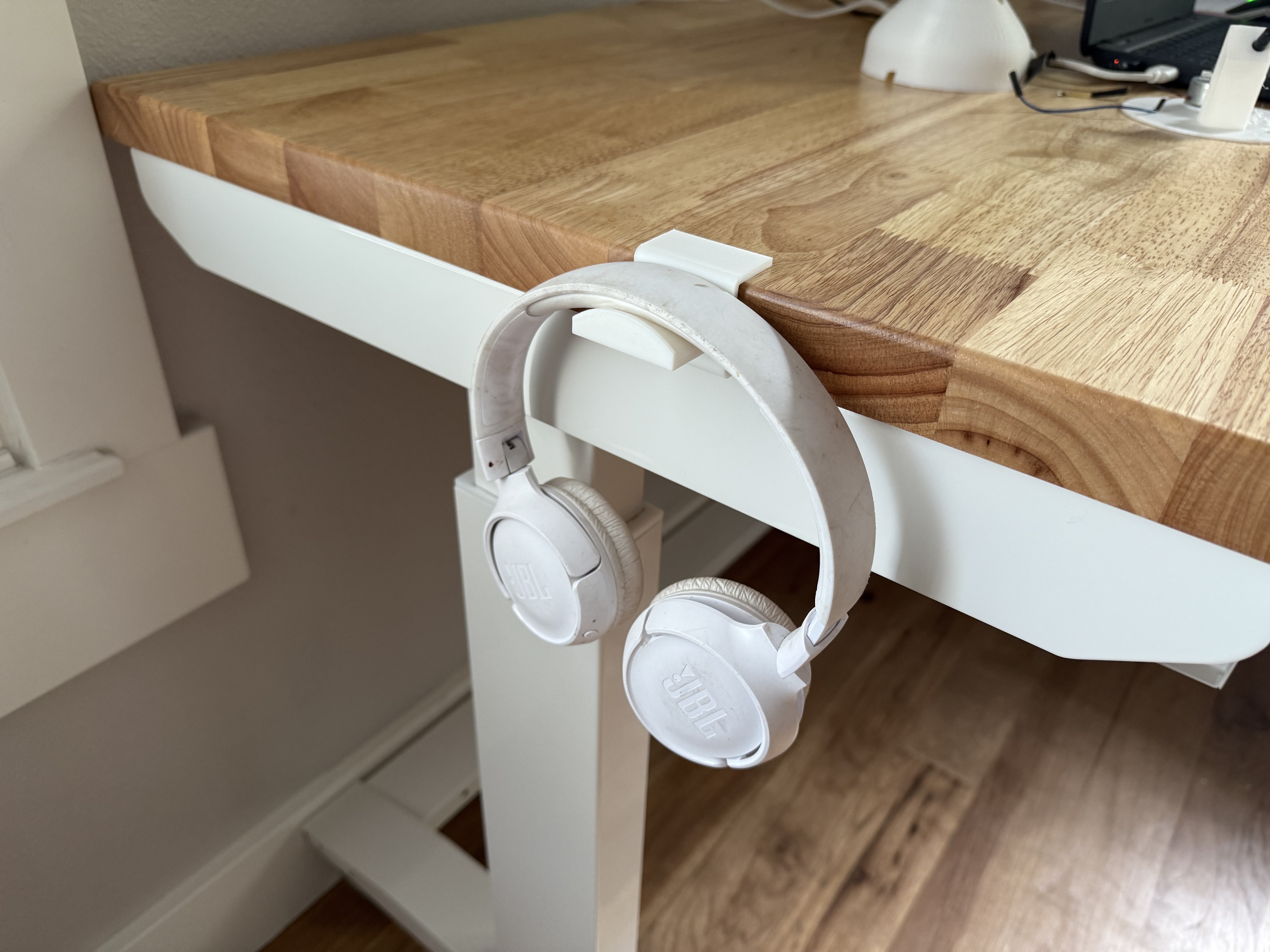 Snap-fit desk headphone stand.