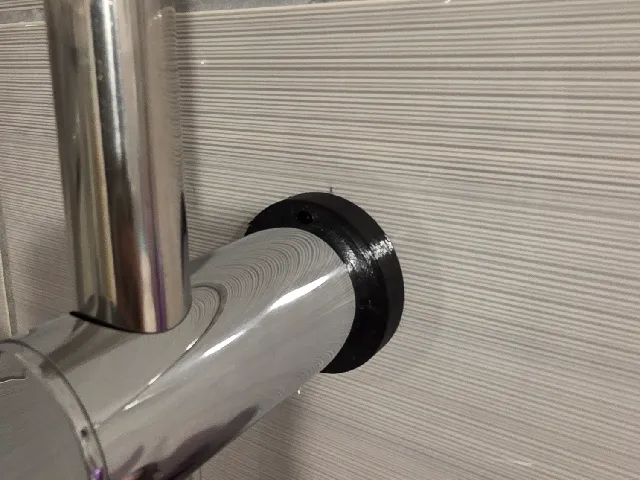 Spacer with rotated holes for shower column