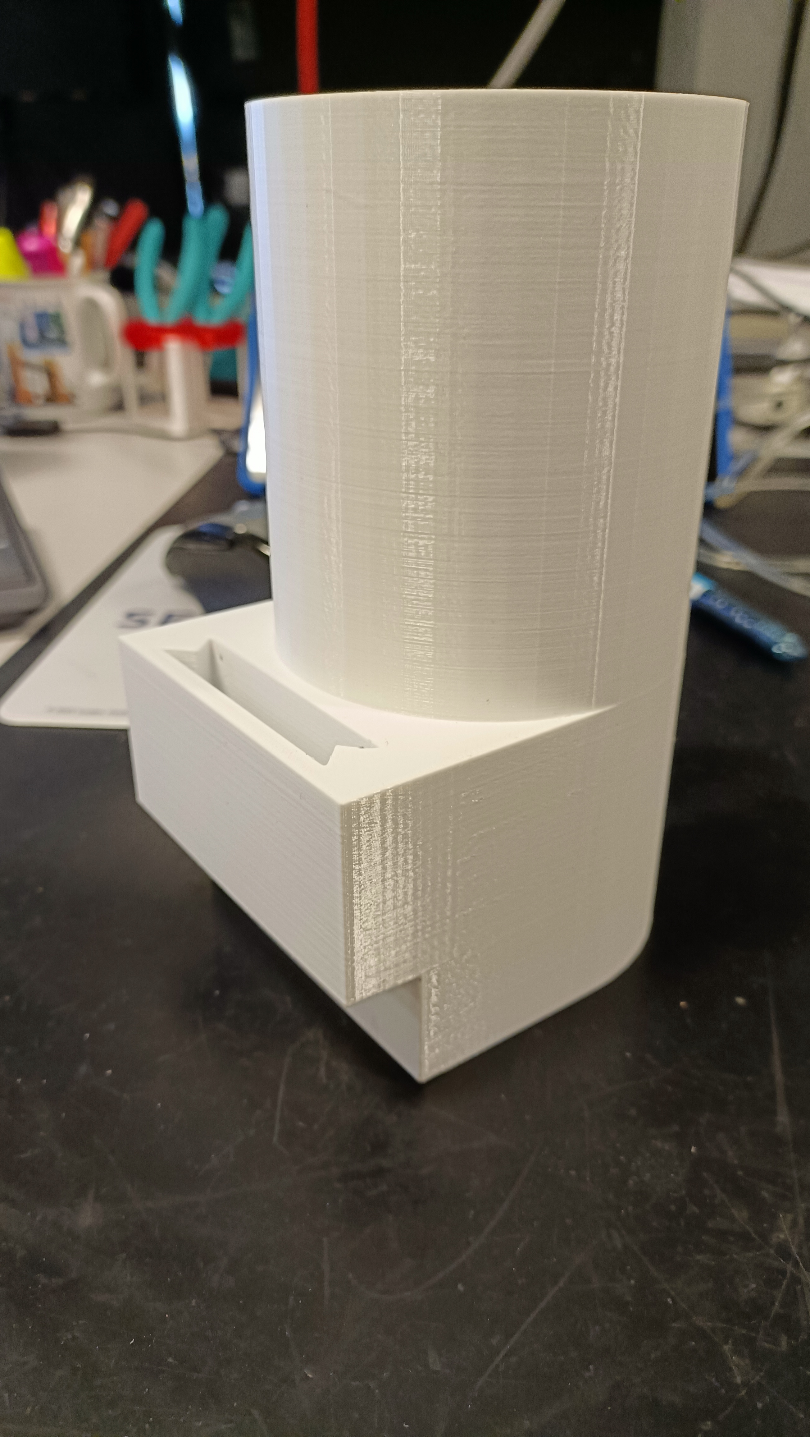 Cup dispenser for cardboard cups