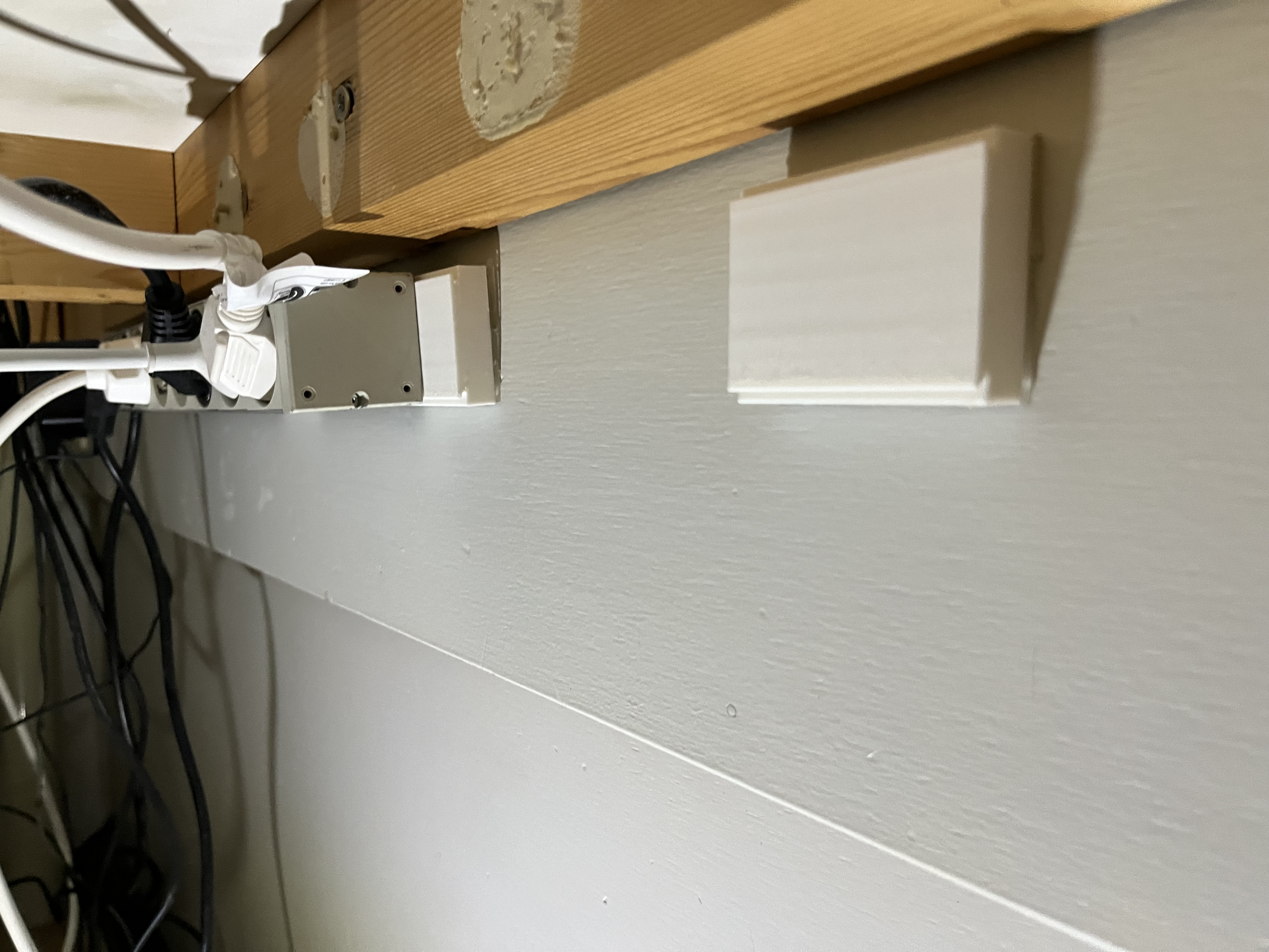 Slide mount for 9 socket extension powerstrip