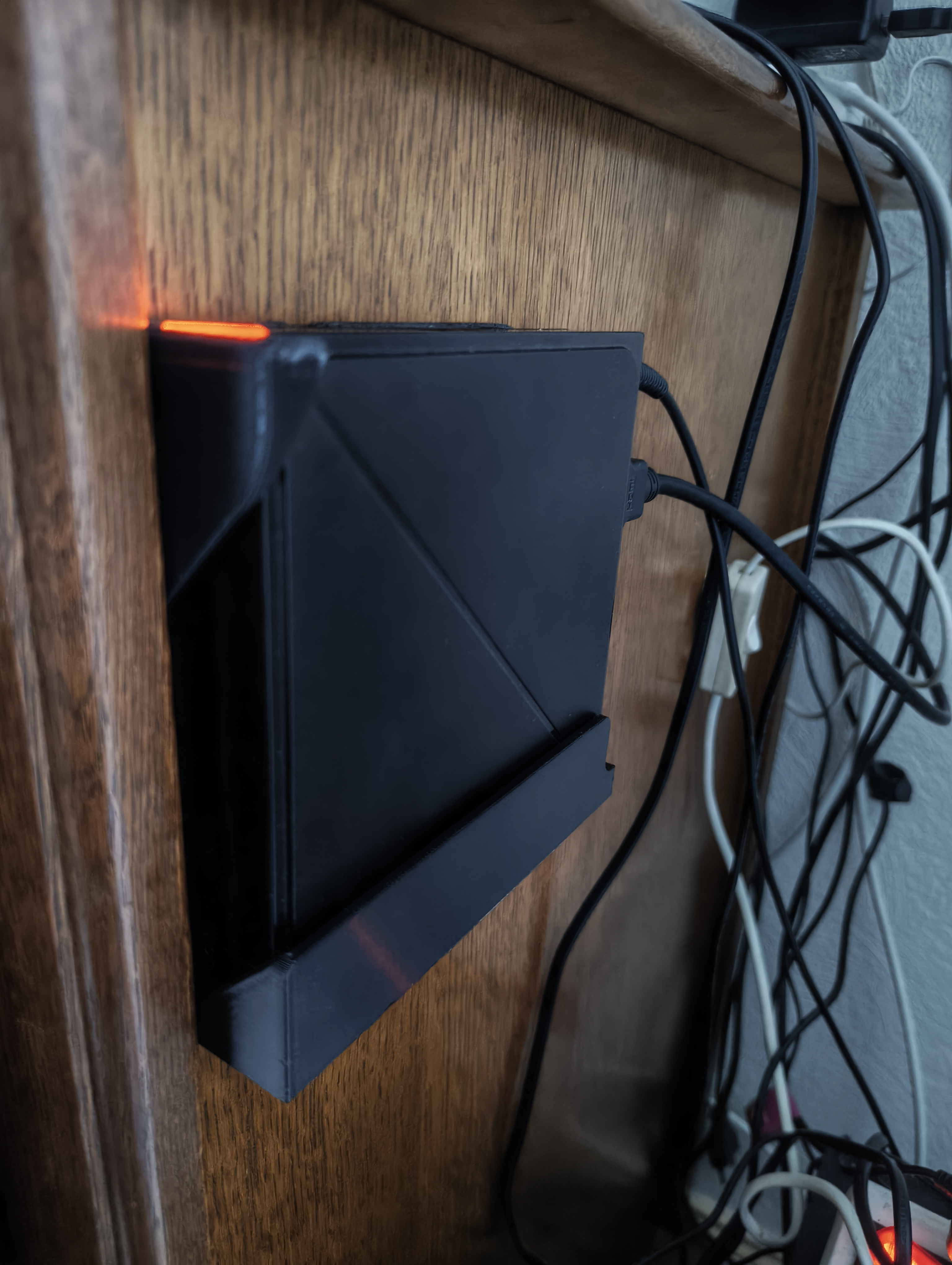 Montage latéral décodeur TV orange UHD DTIW385