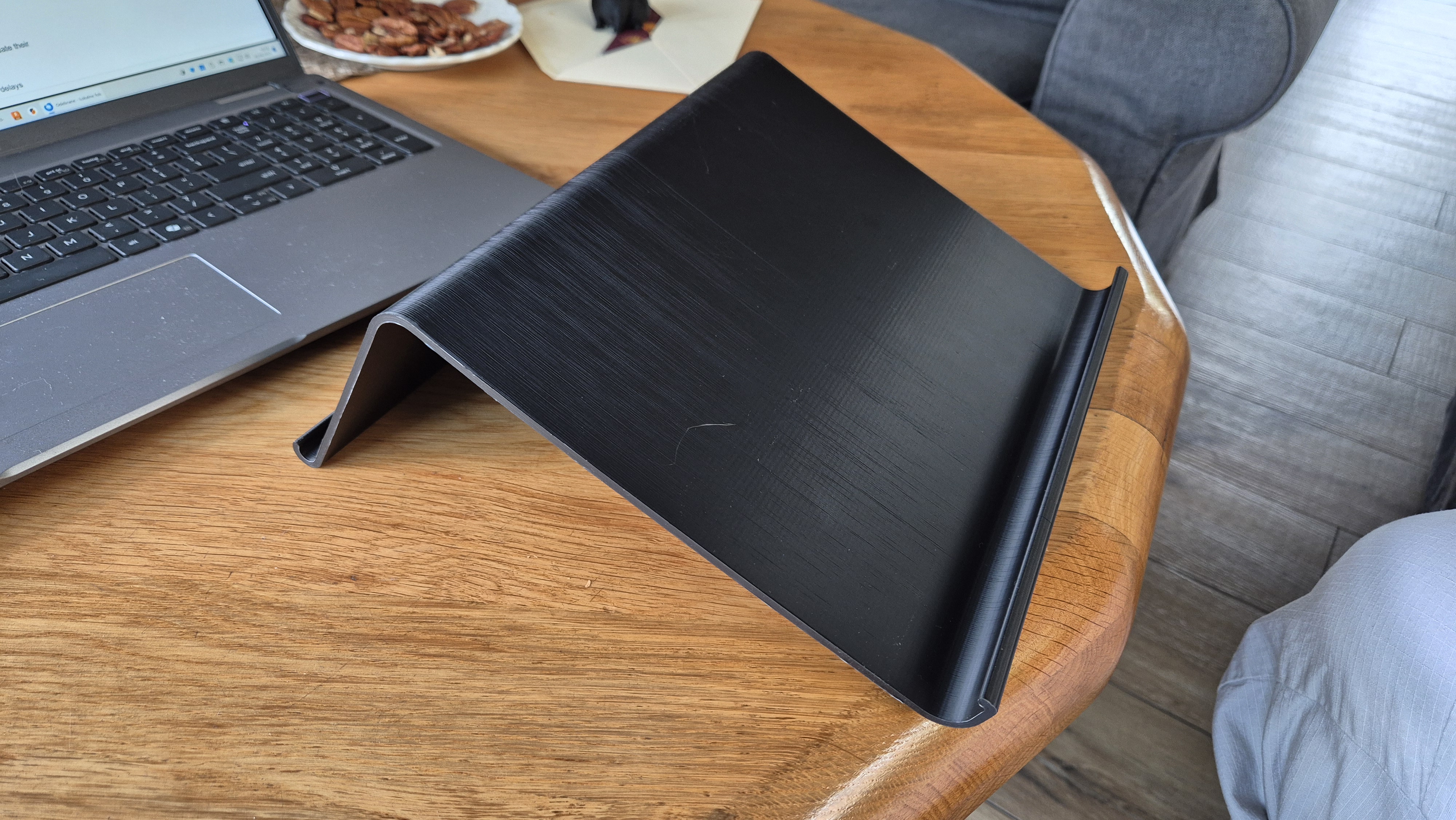 Simple yet very effective laptop lap and desk stand