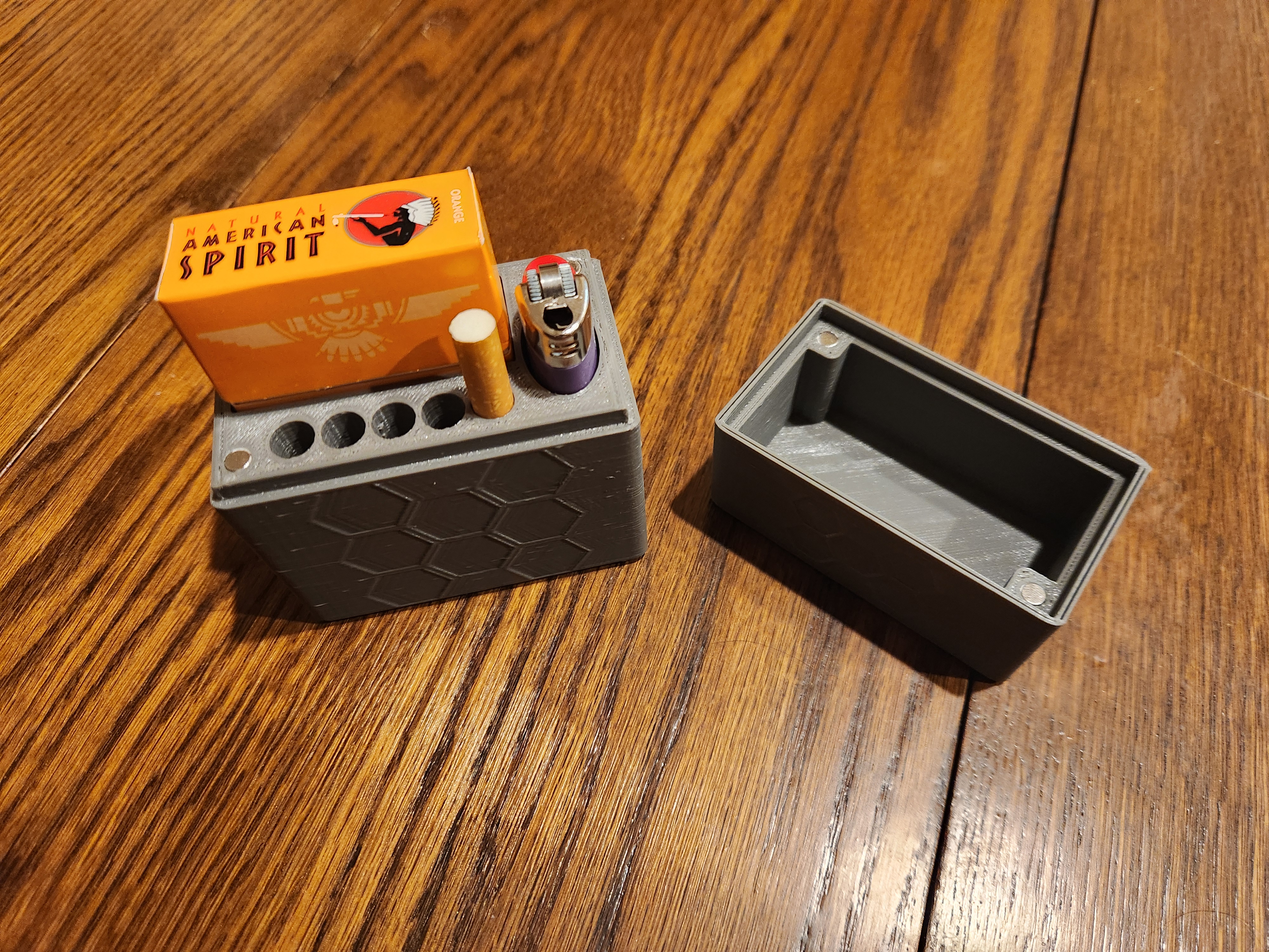 Cigarette case with magnetic lid
