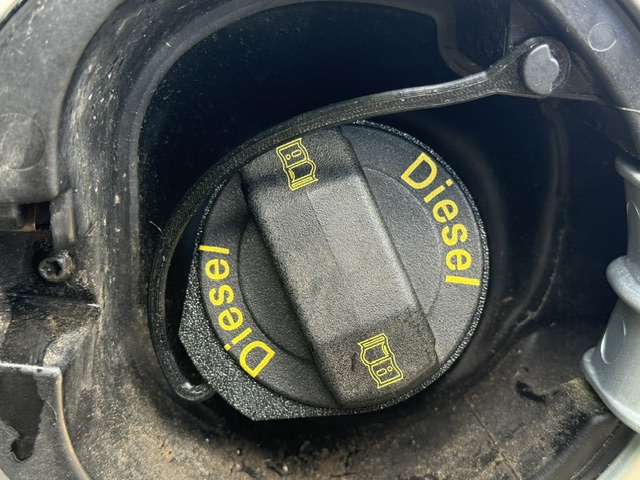 Fuel tank cap attachment for Touran II
