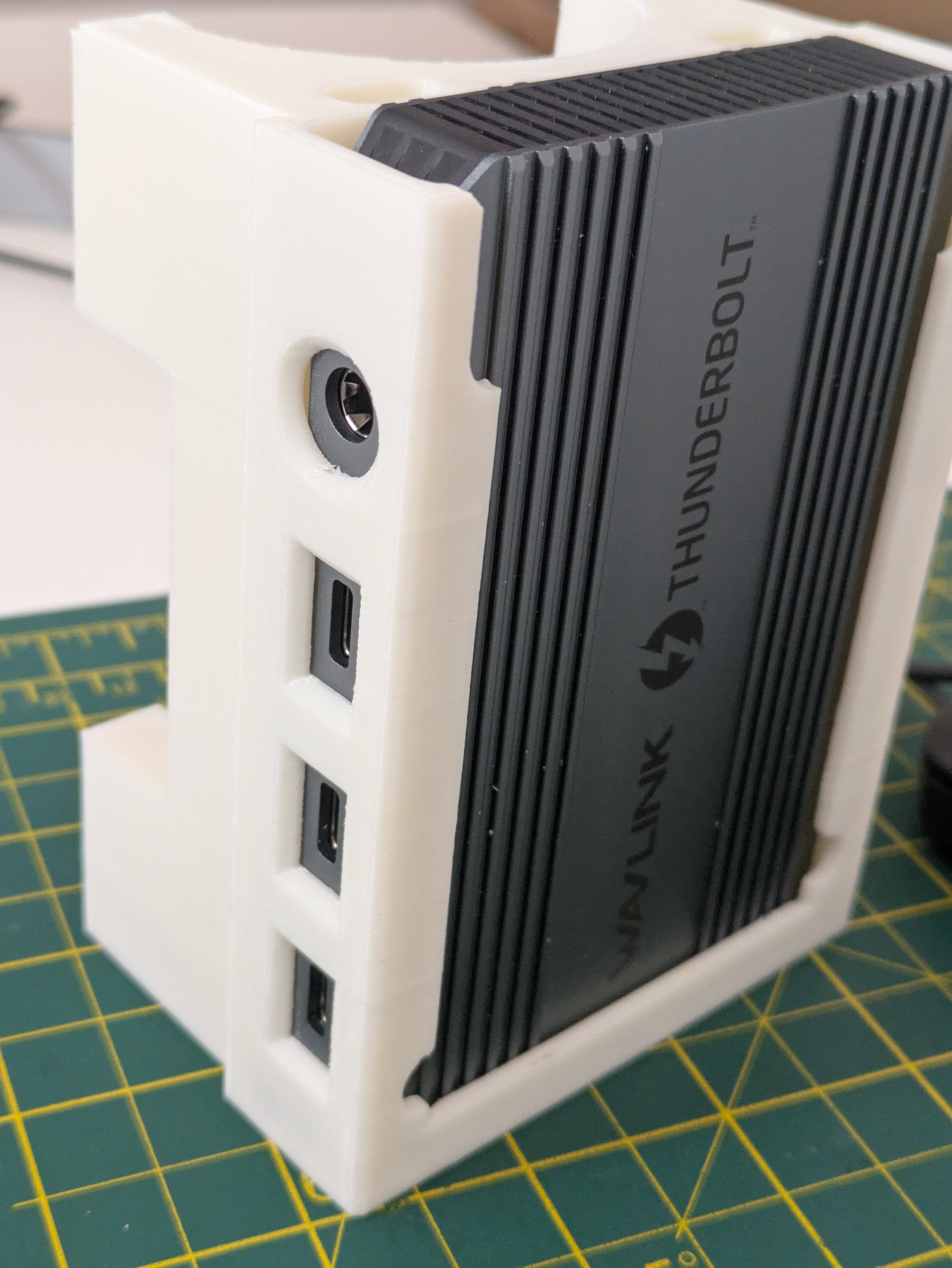 Wavlink Thunderbolt4 hub monitor stand bracket