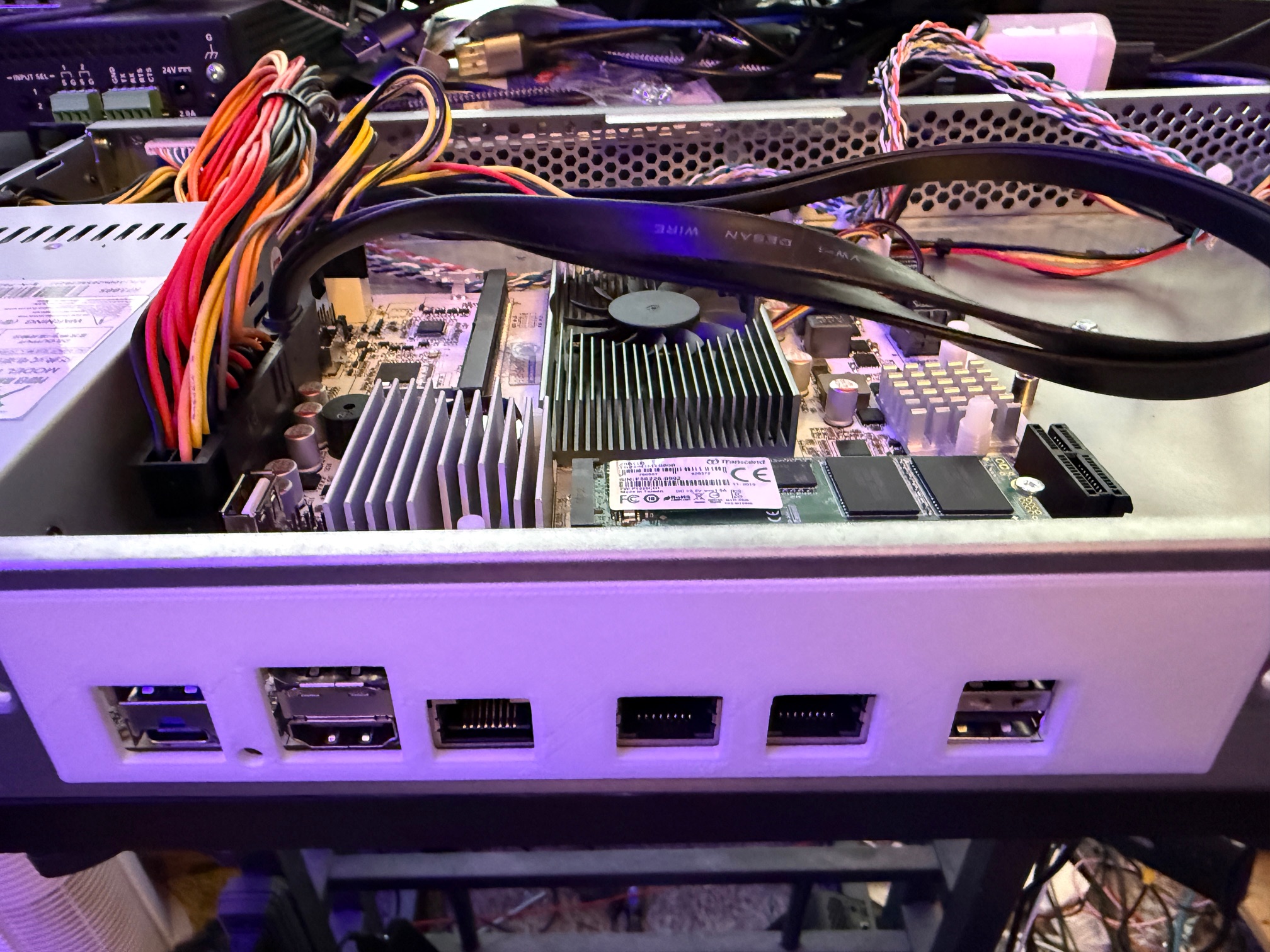IN-WIN IW-RF100S-S265 1U Short Depth Mini-ITX Rackmount Server Chassis Rear IO Shield — miniatura 2