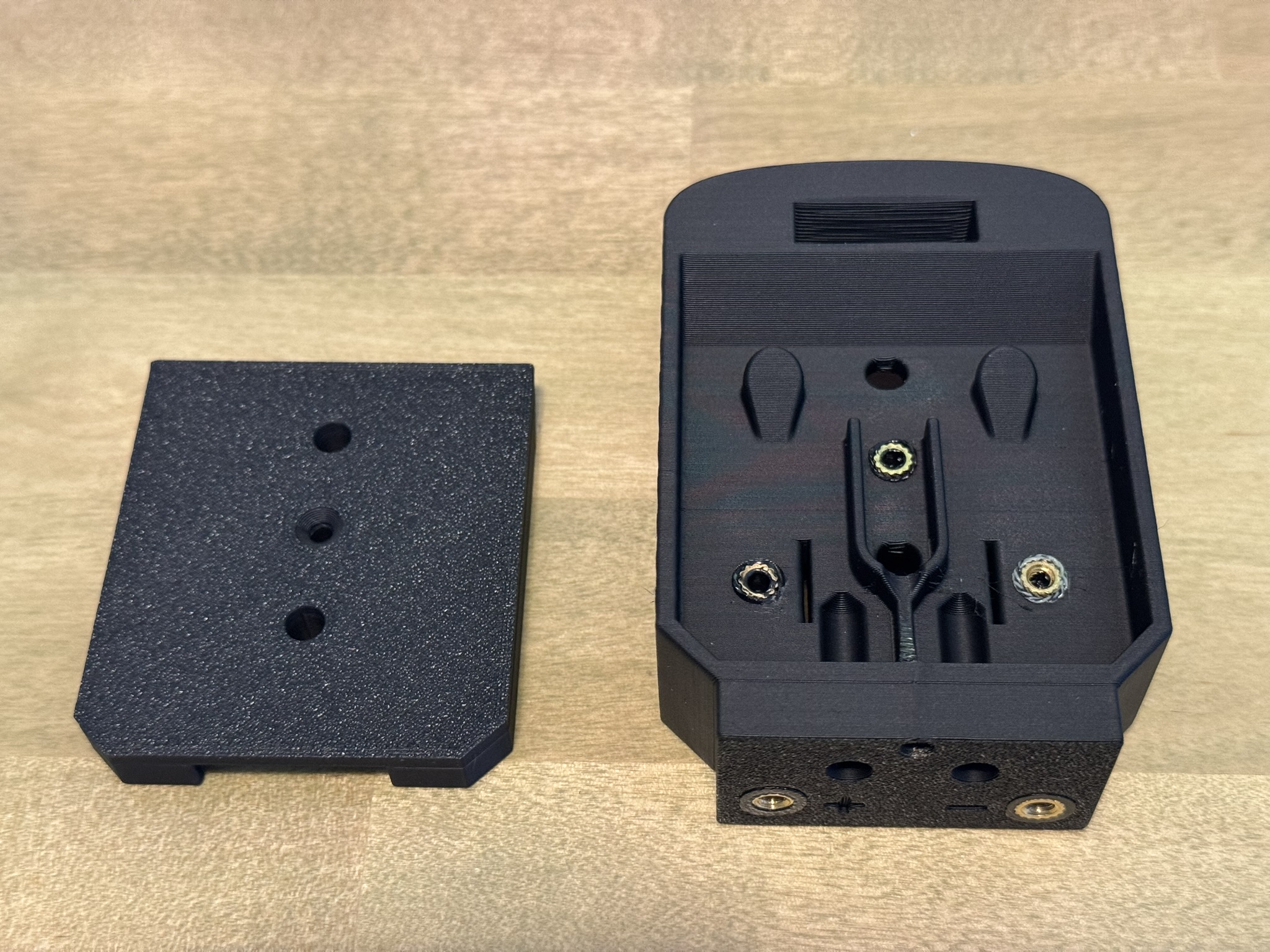 Miniatura 2 do modelo 3D Dewalt Battery Adapter
