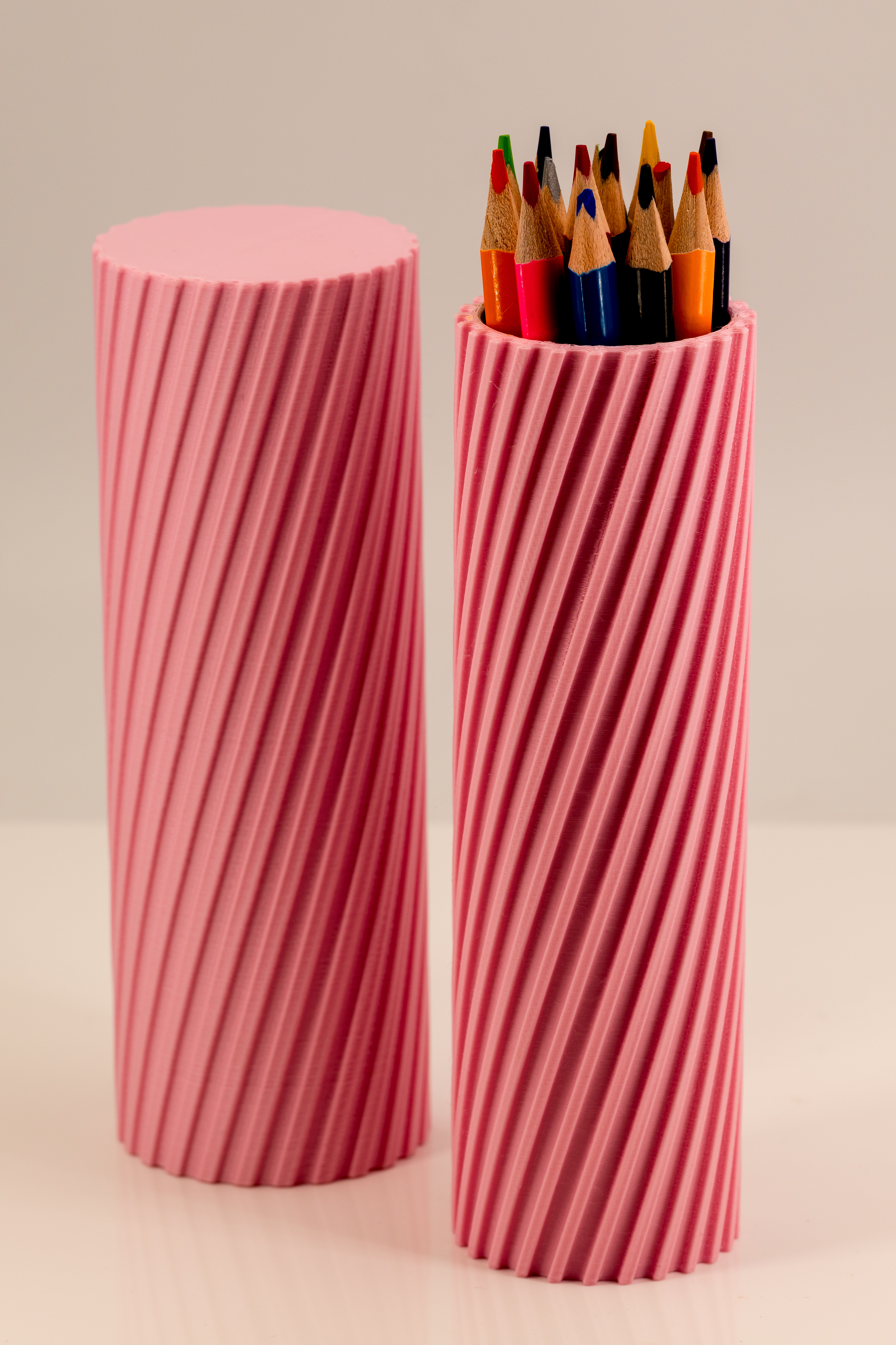 Pencil box with sliding mechanism / Stiftebox