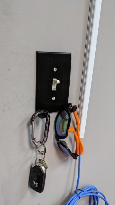 Miniatura 2 do modelo 3D Light switch faceplate with 2 hooks