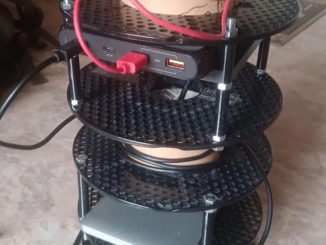 Stojánek k posteli s nabíjením