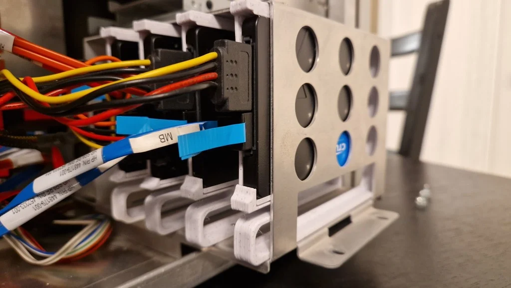 Toolless 2.5" to 3.5" SSD adapter, with spring load.
