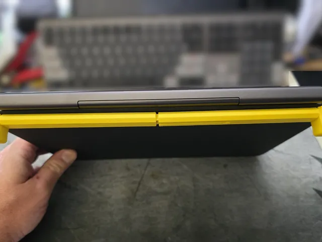 iPad Pro Magic Keyboard 13" Riser Beam