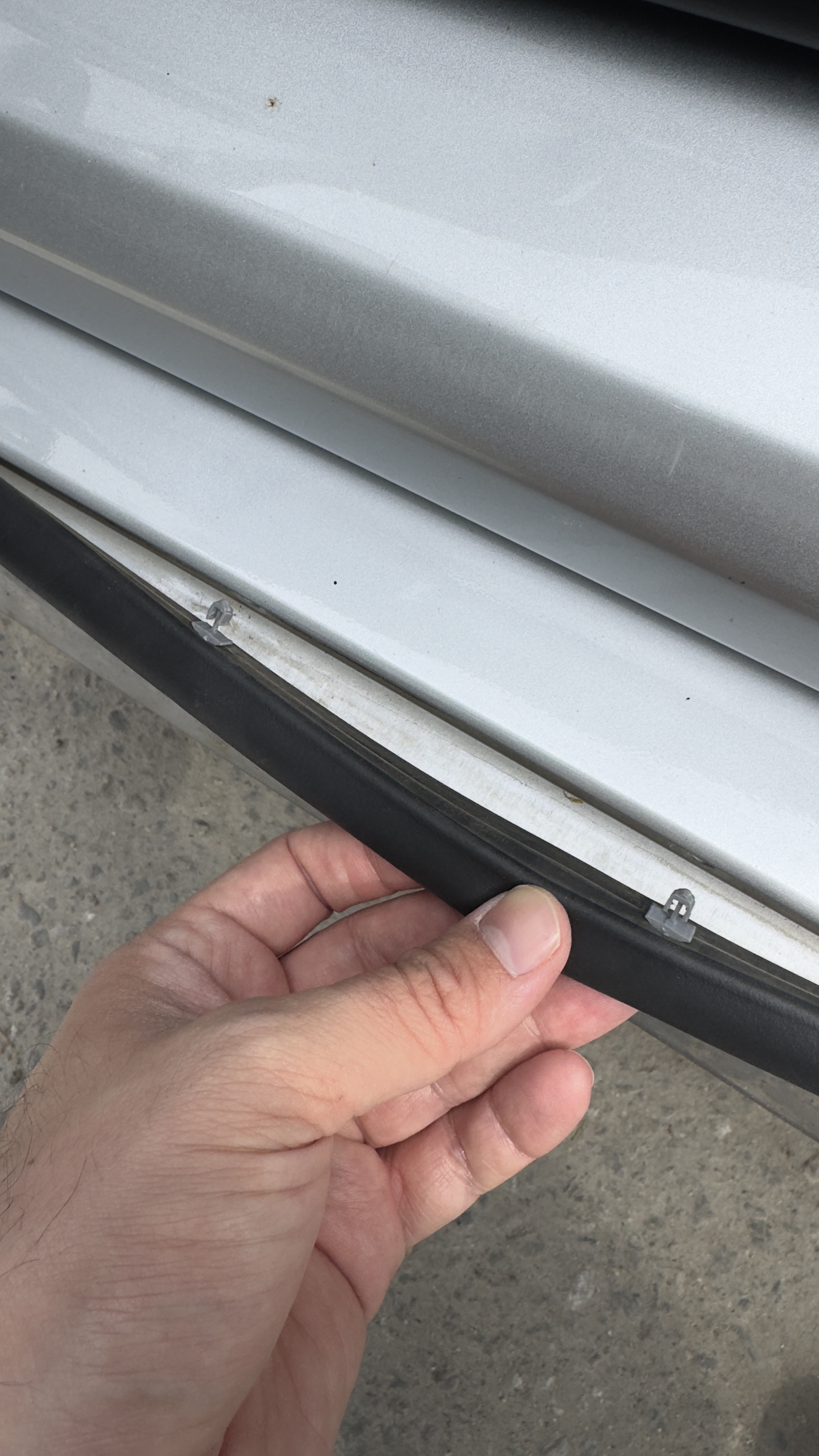 Volvo S90 door seal clip