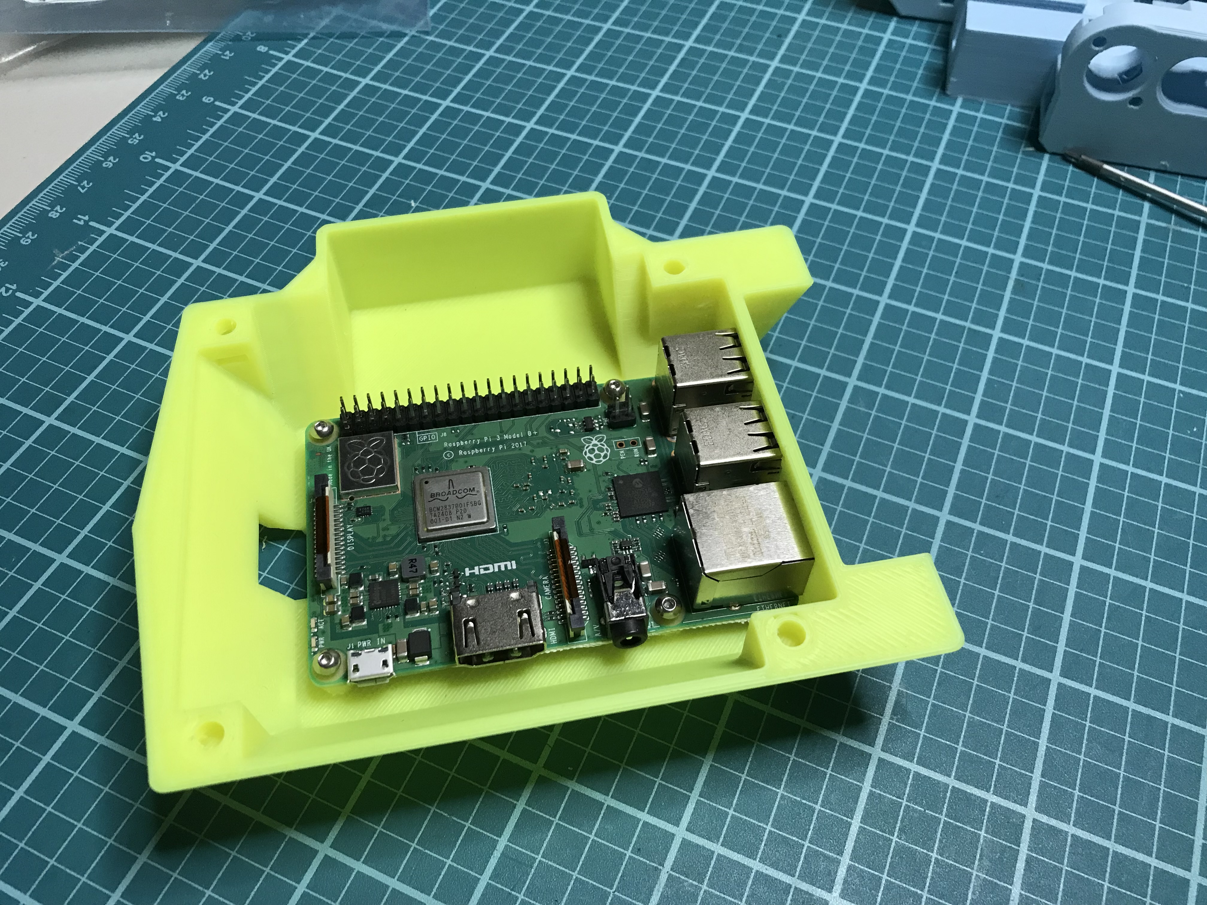 Raspberry Pi3 Pi4 Pi5 Electronics Box Mount - heatset version