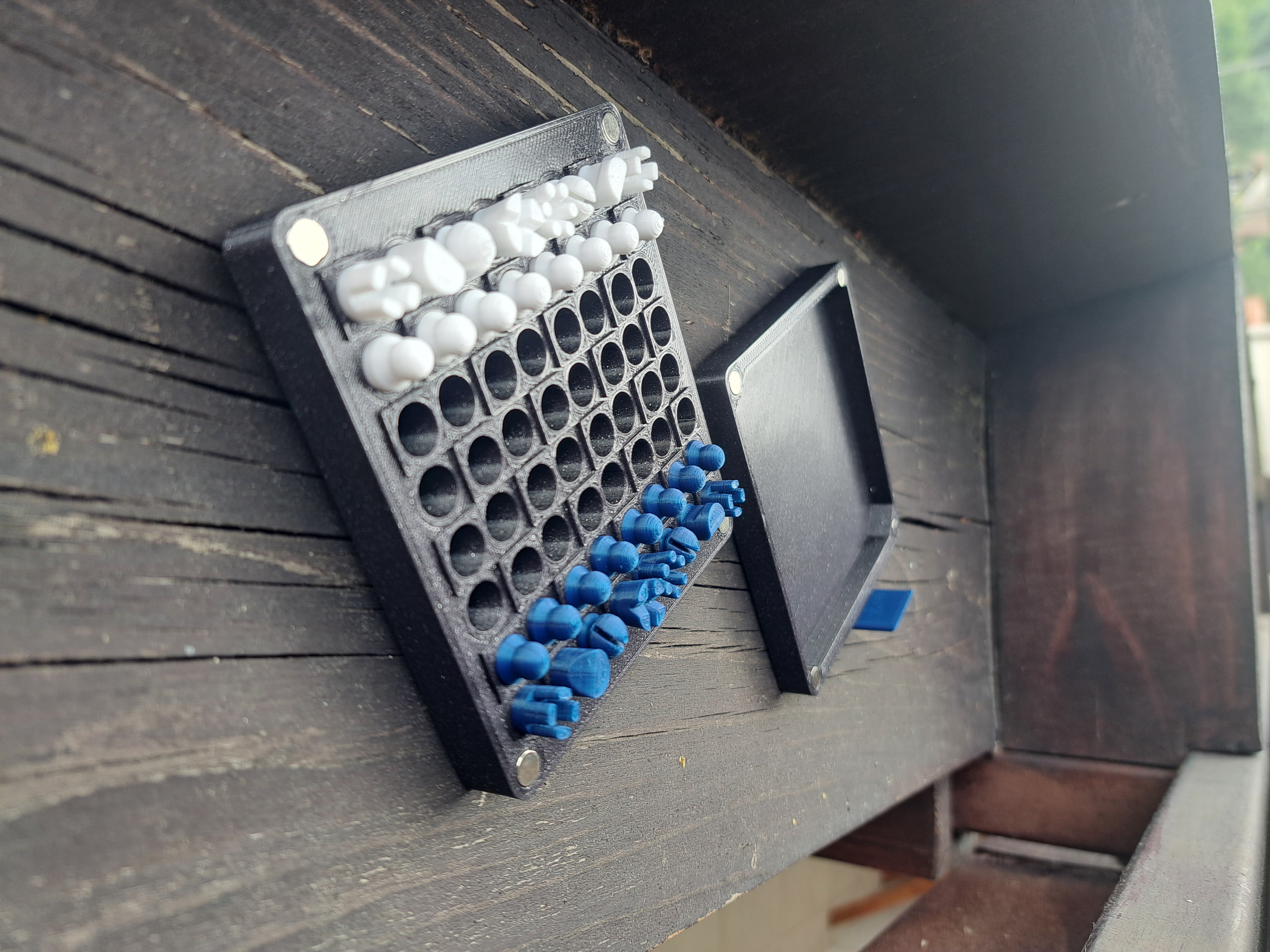 Travel chess with magnets