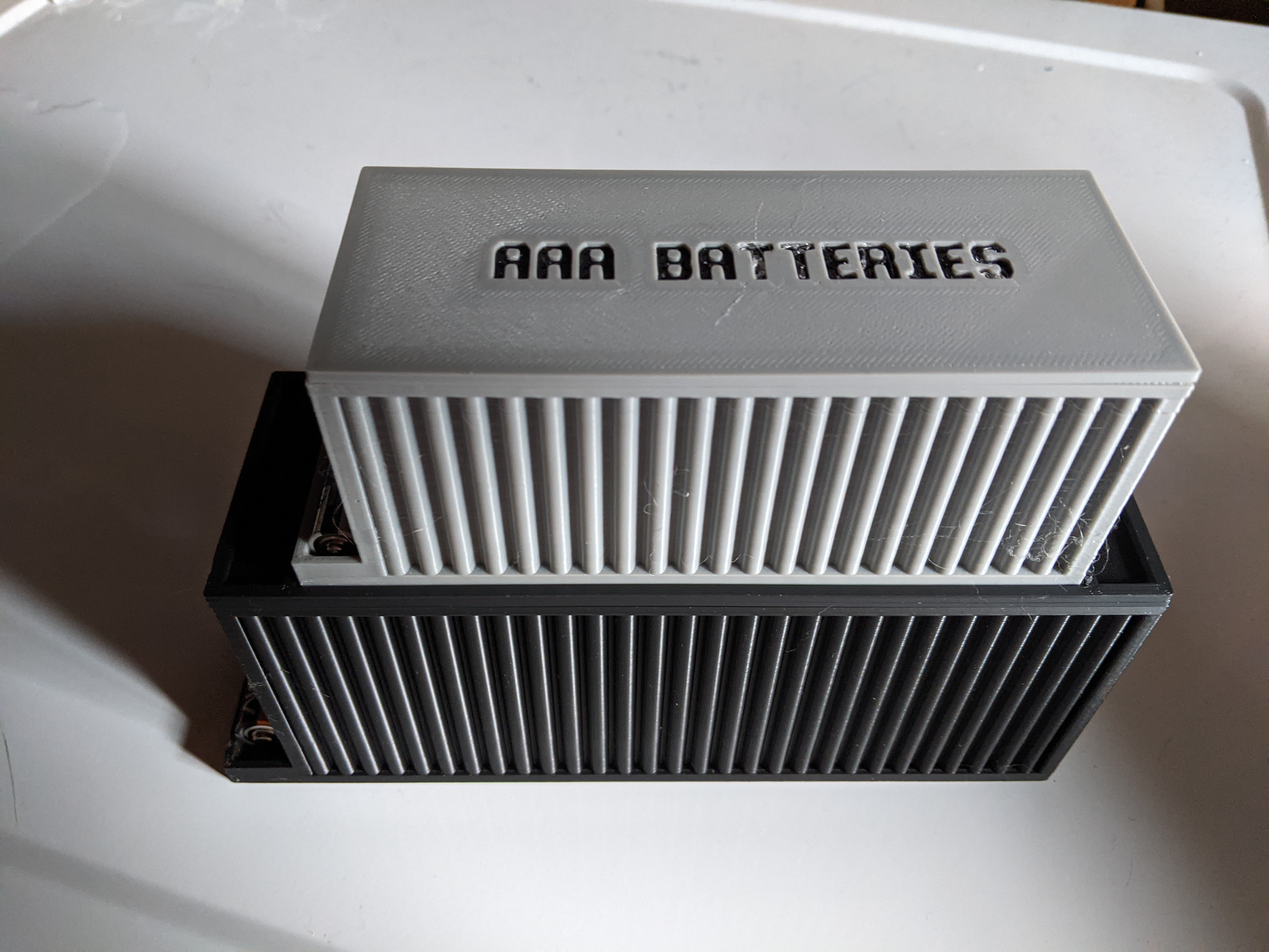 Battery box stacking lid