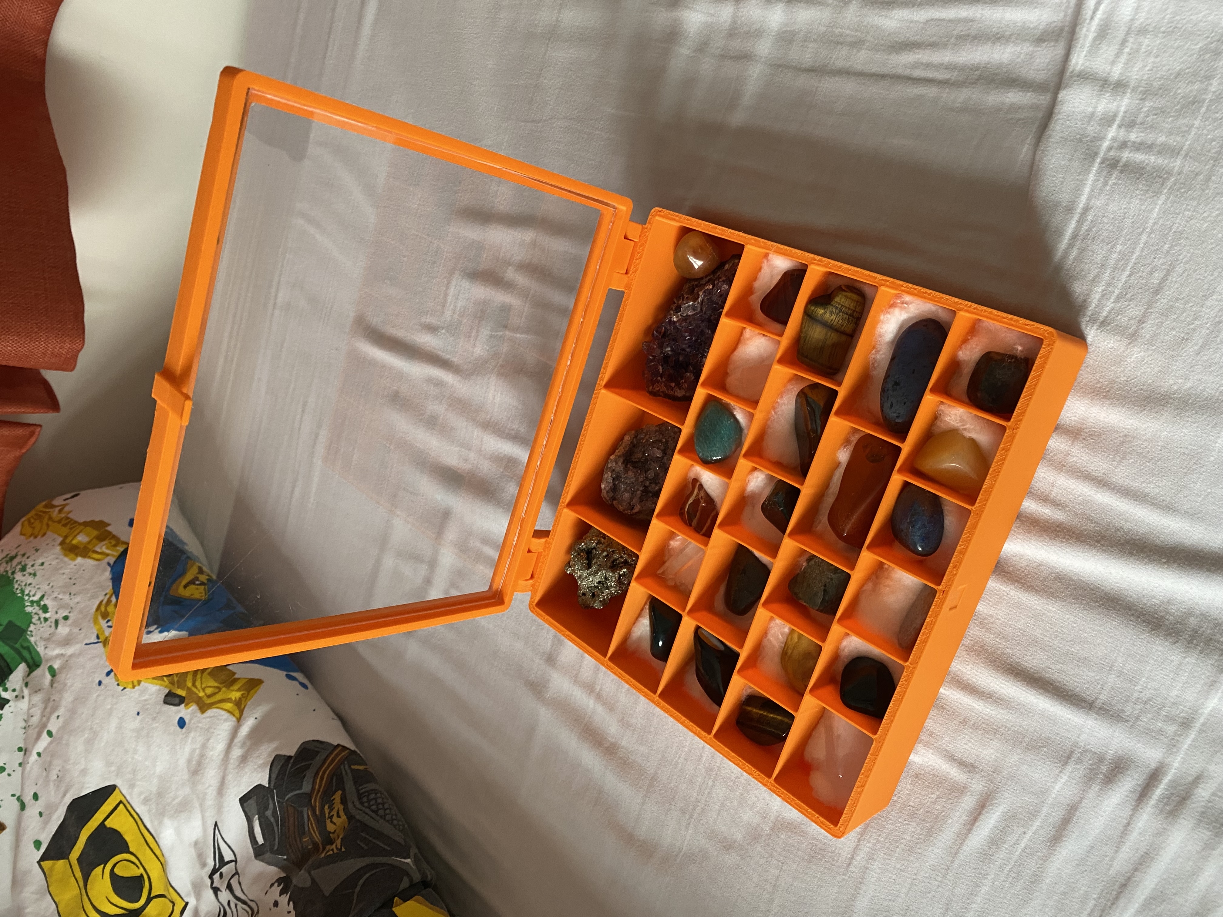 Display box for minerals with hinged lid