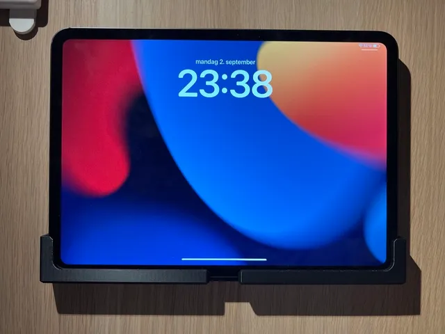 Wall stand for iPad Pro M4