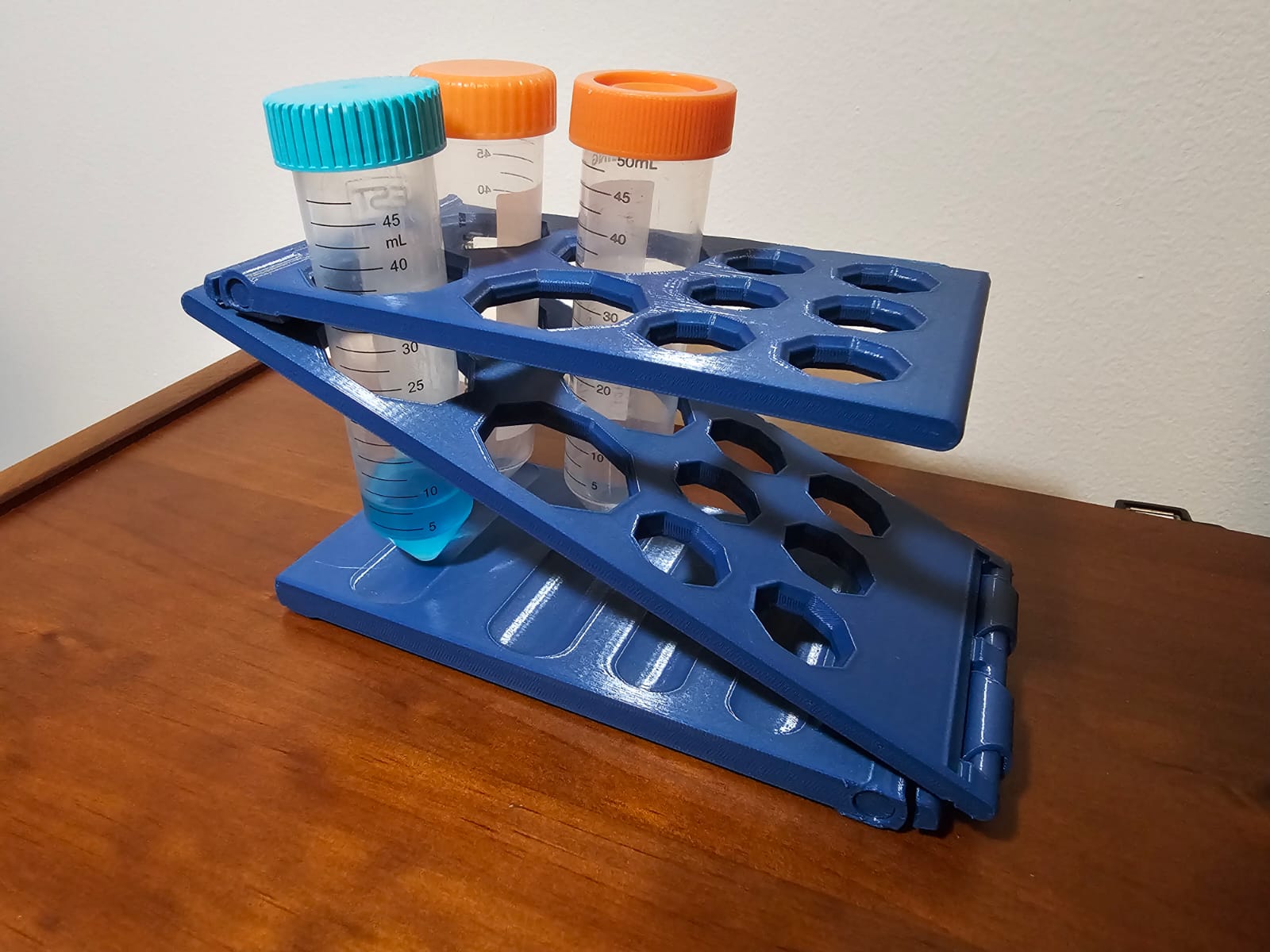Foldable conical tube rack