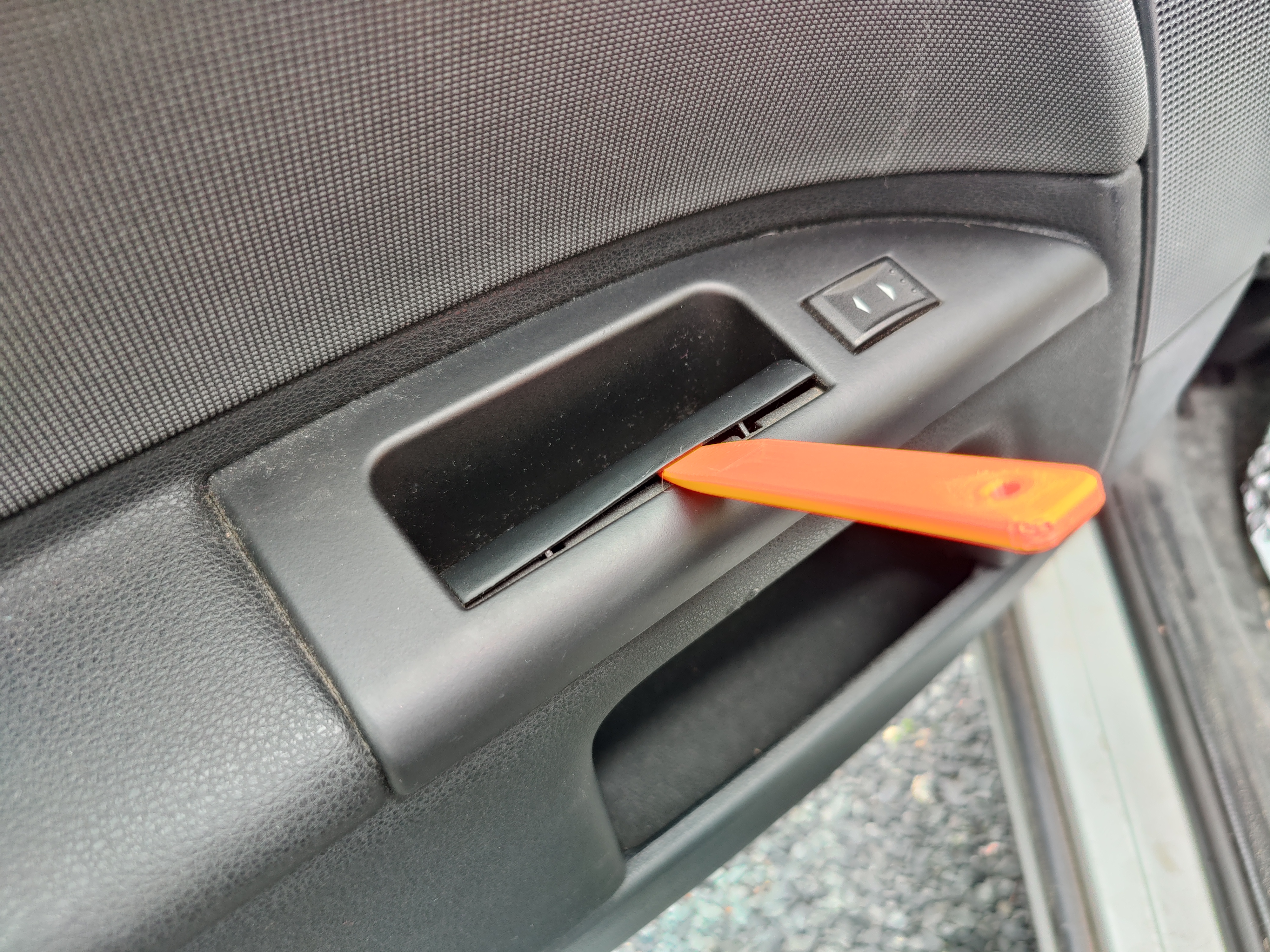 Automotive trim removal tool / Pry tool