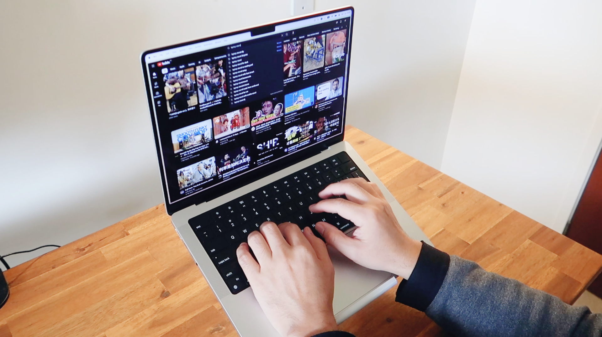 Simplistic Laptop Stand — thumbnail 4