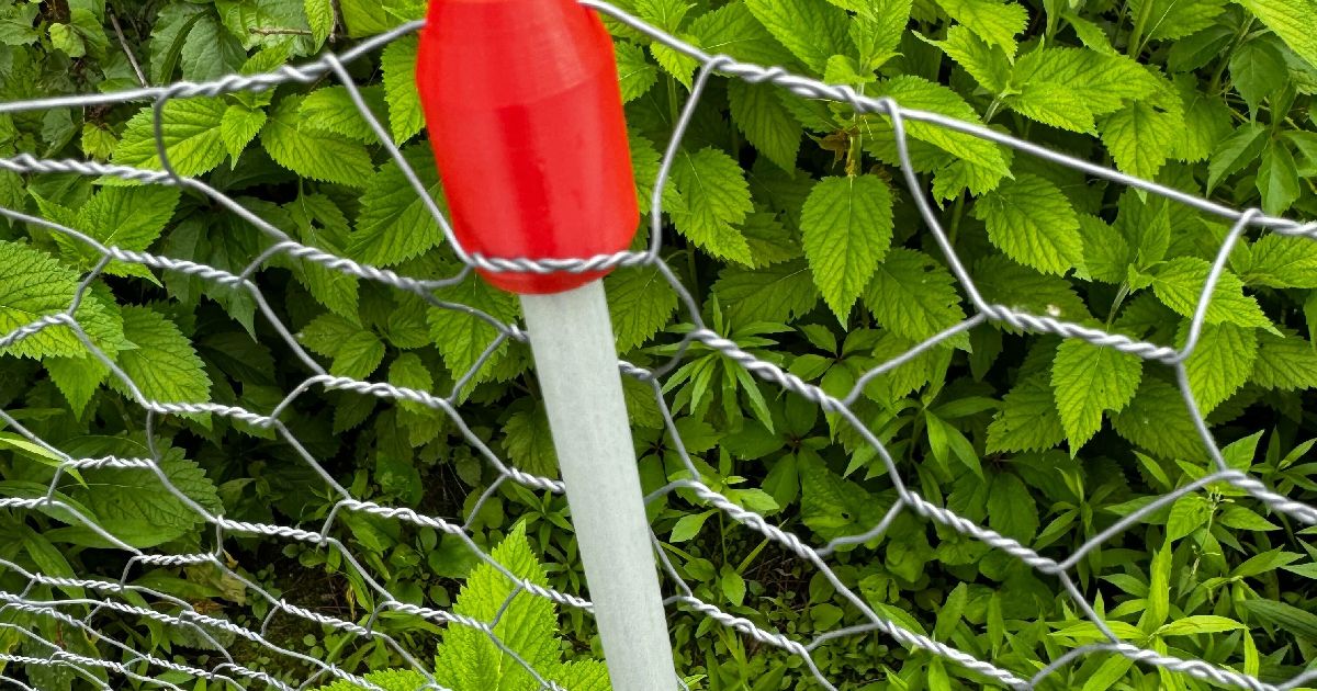 Chicken wire holder for 10mm fiberglass fence poles by DaveHinz