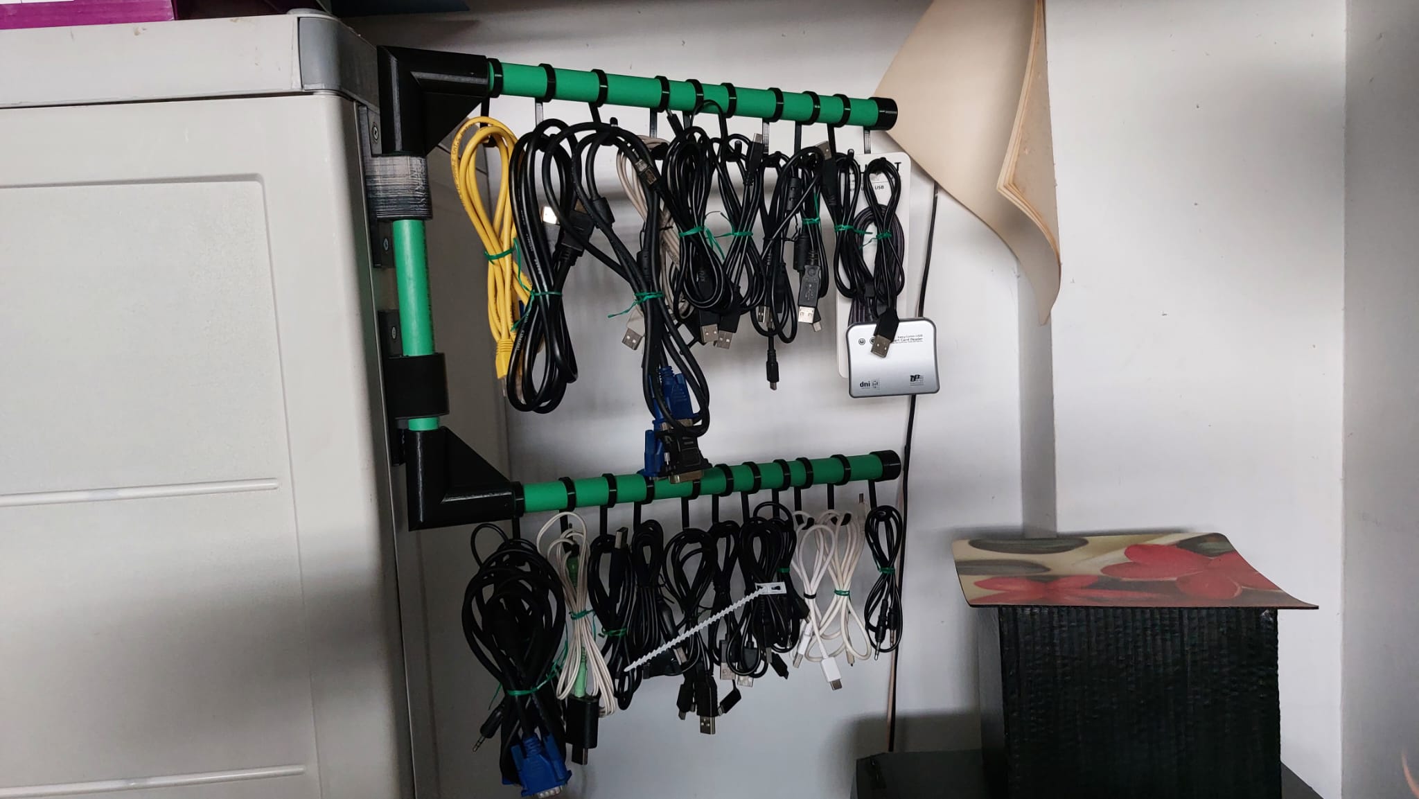 organizador para colgar pequeños cables
