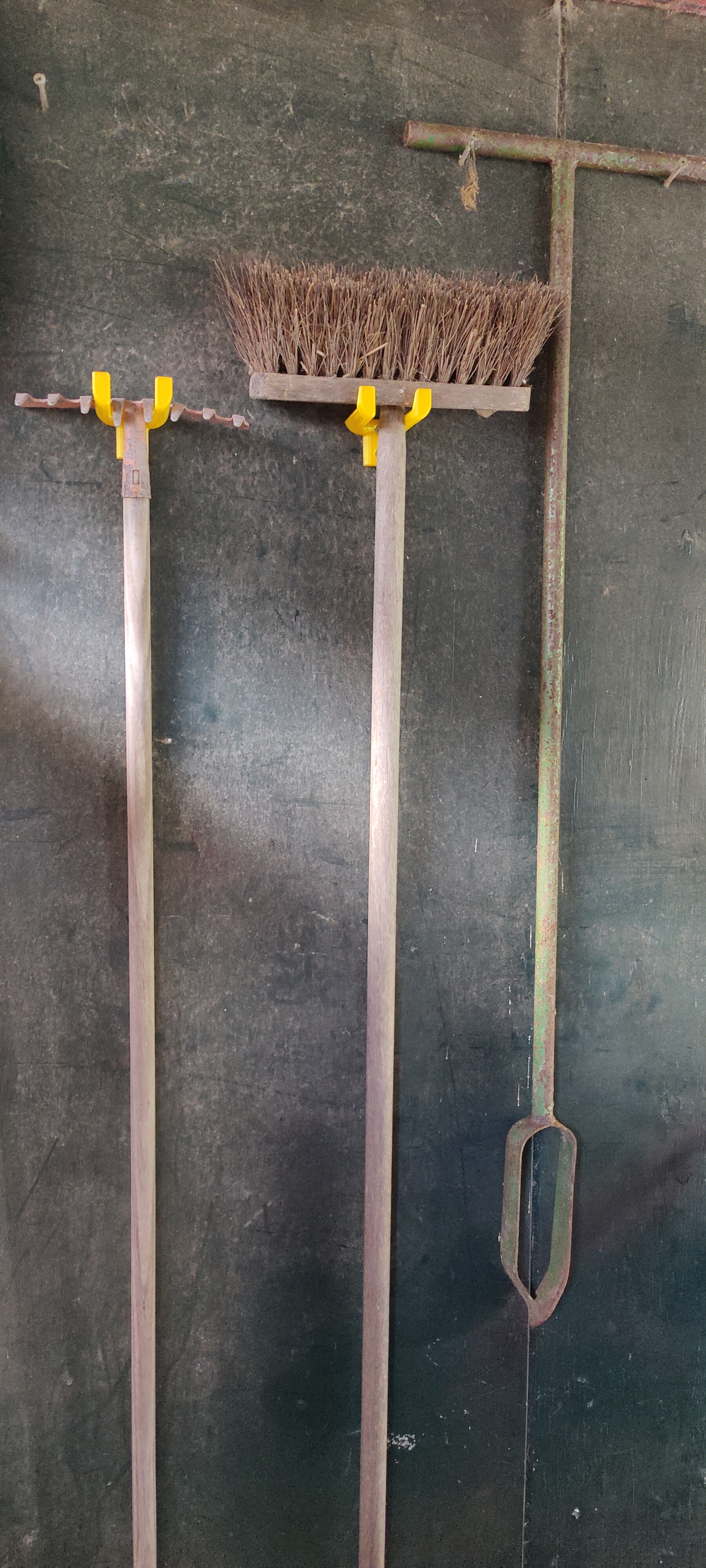 bezemsteel ophang haak / wallhook for brooms or other stuf