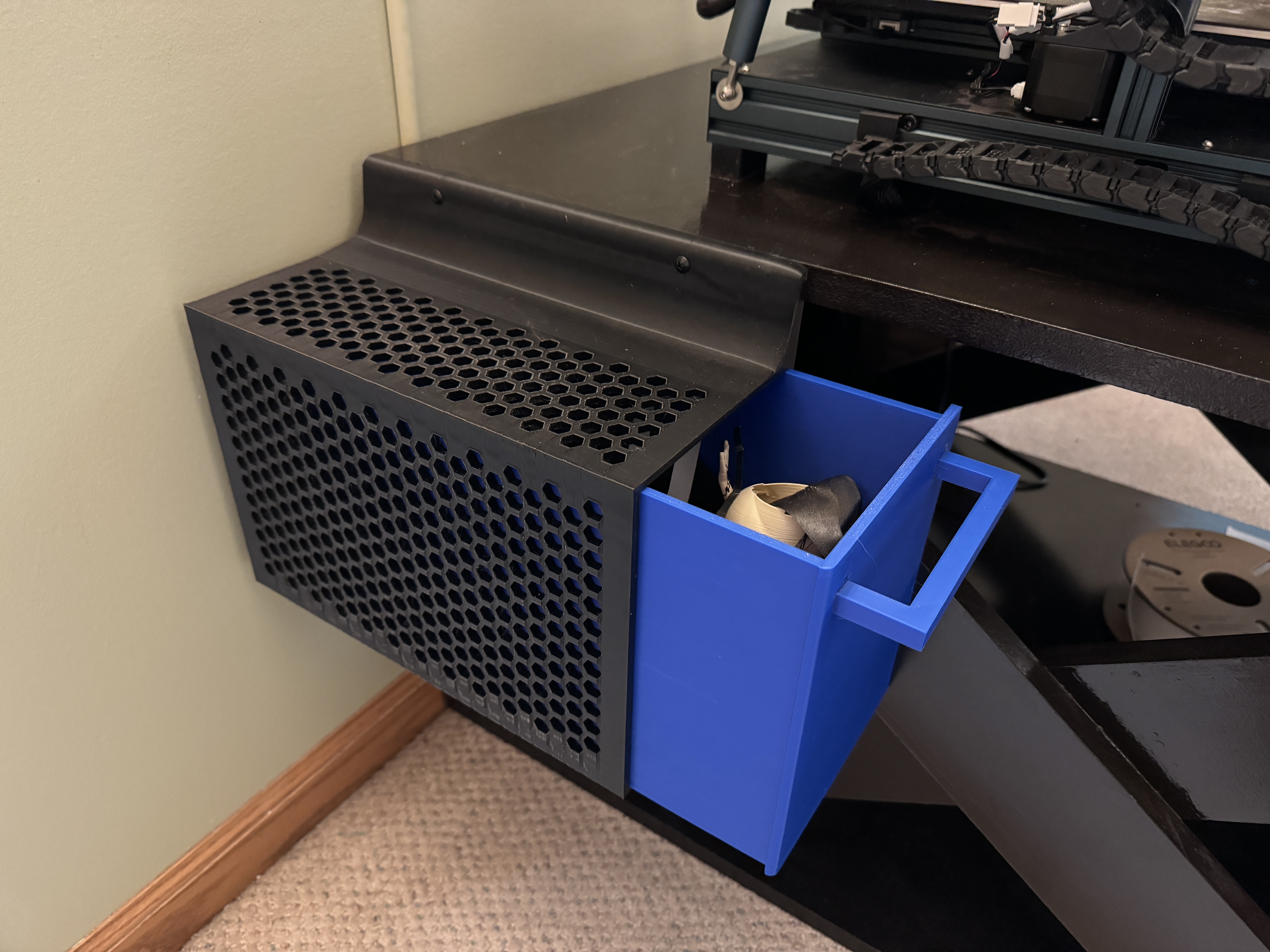 Table side mounted basket for filament waste.