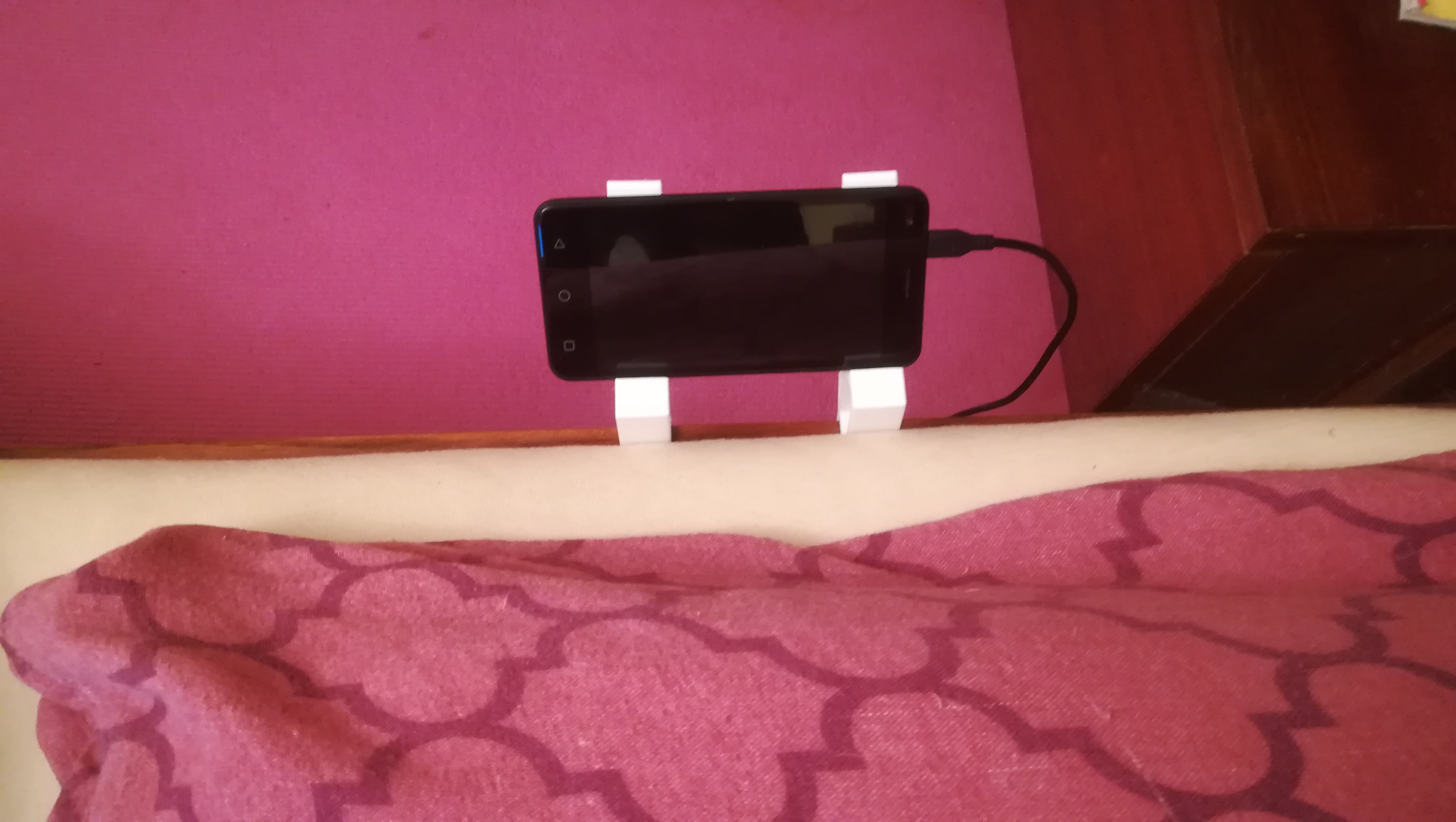 Držák mobilu na postel 20 mm (mobile phone holder on the bed 20 mm)