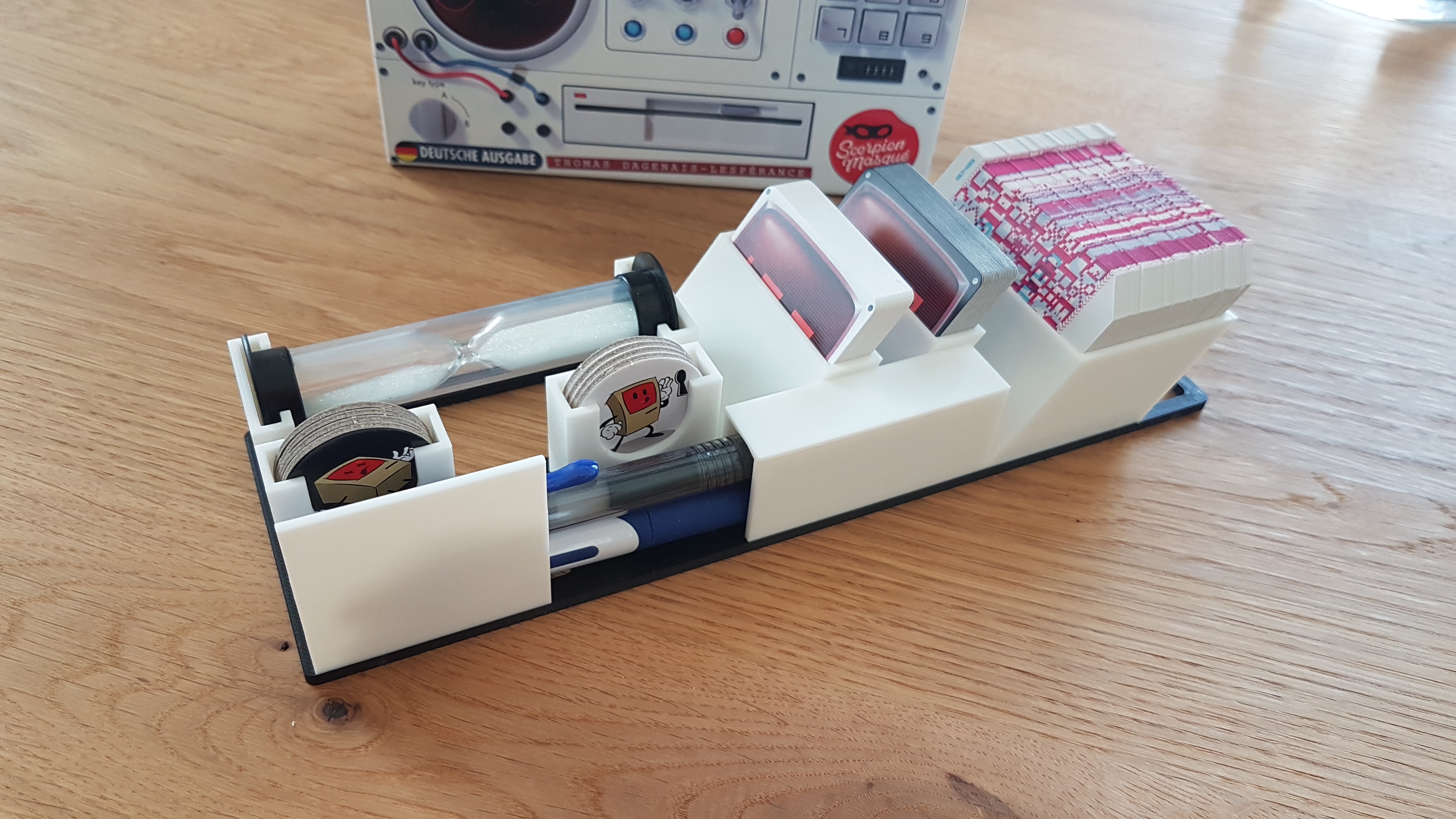 Sleek and upright-friendly Decrypto Insert