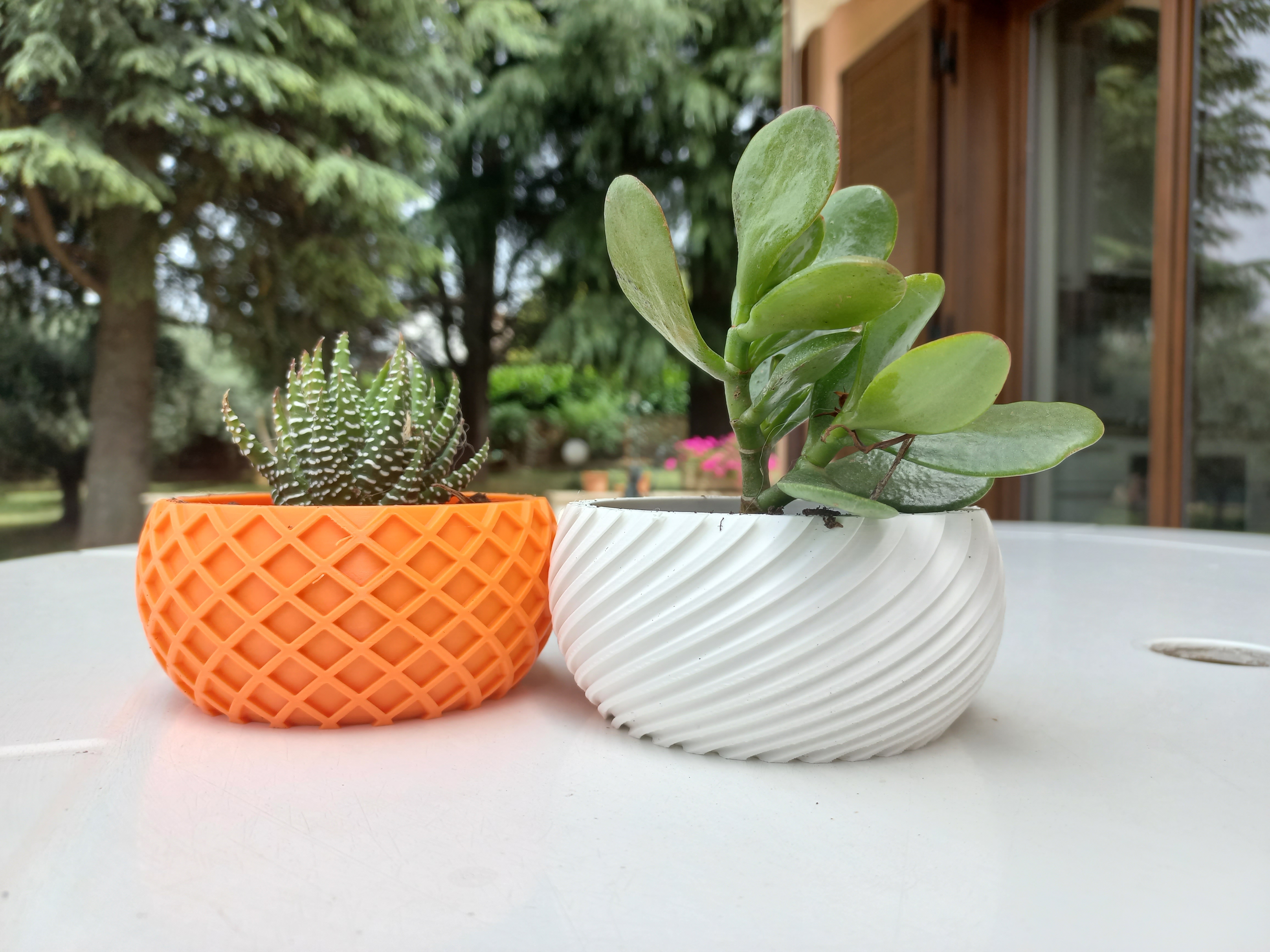 Spiral pattern planter pot vase