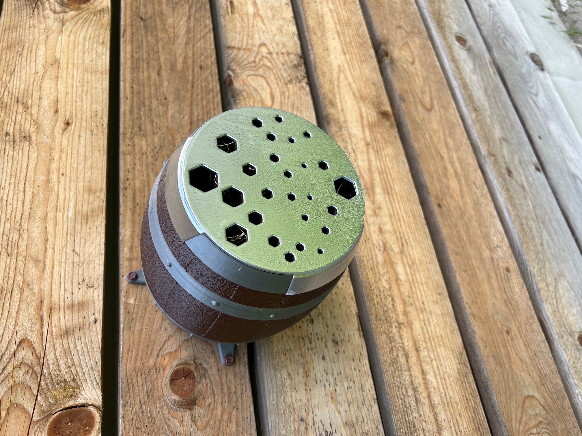 Bubmlebee/insect hotel — thumbnail 3