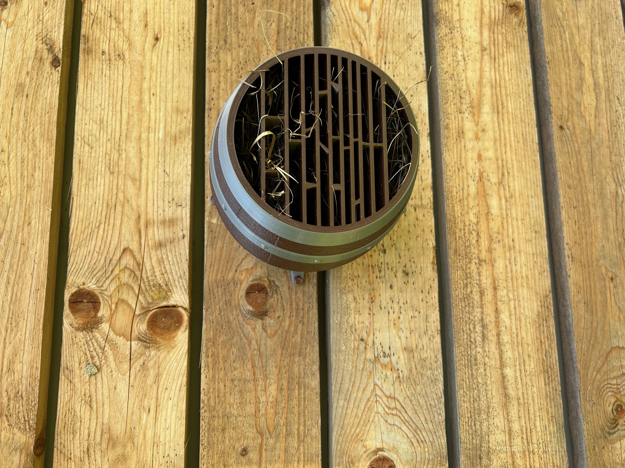 Bubmlebee/insect hotel — thumbnail 4
