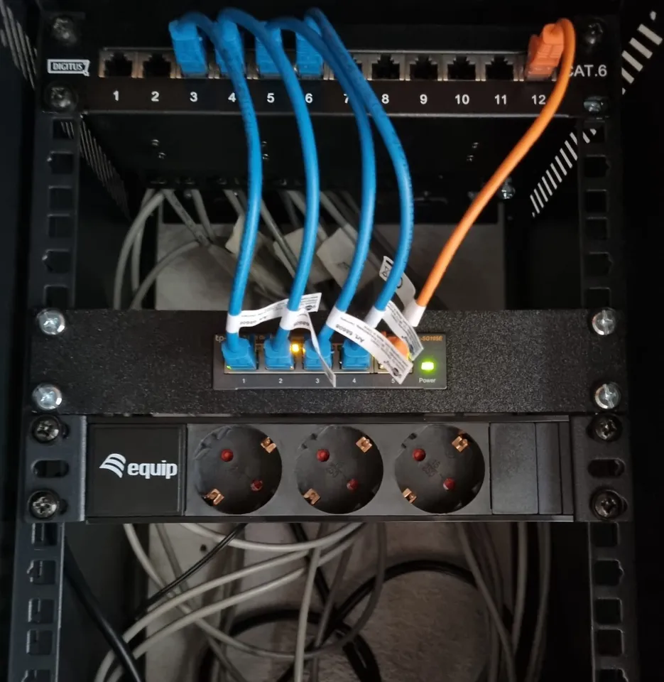 TP-Link SG105 10 inch rack mount by BlenderRender | Download free STL ...