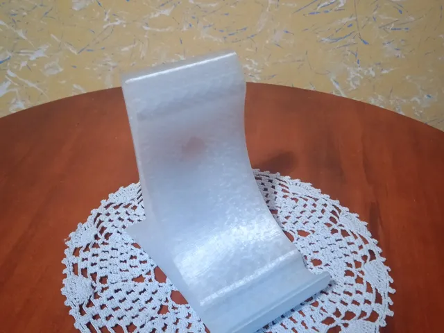 Curved phone stand