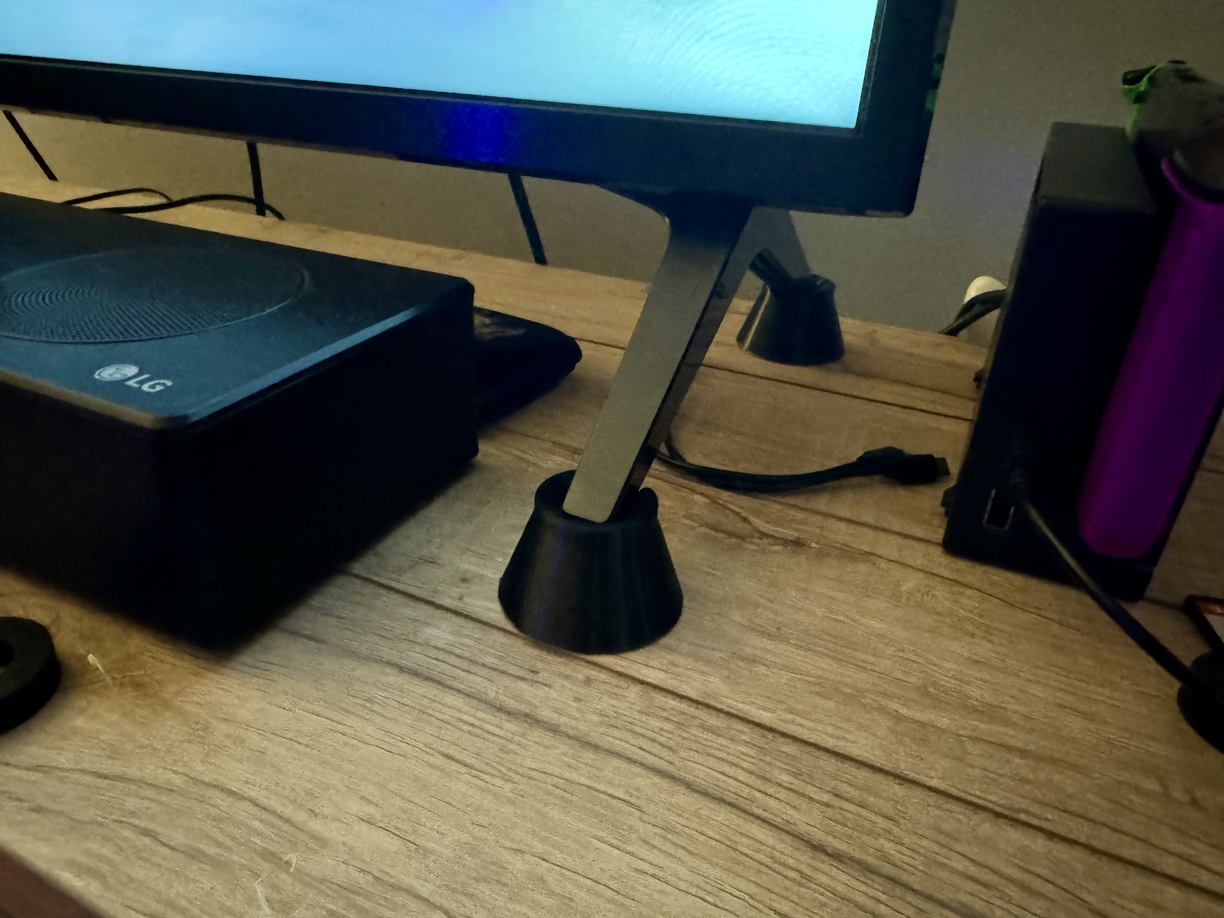Miniatura 2 do modelo 3D TV Foot Riser